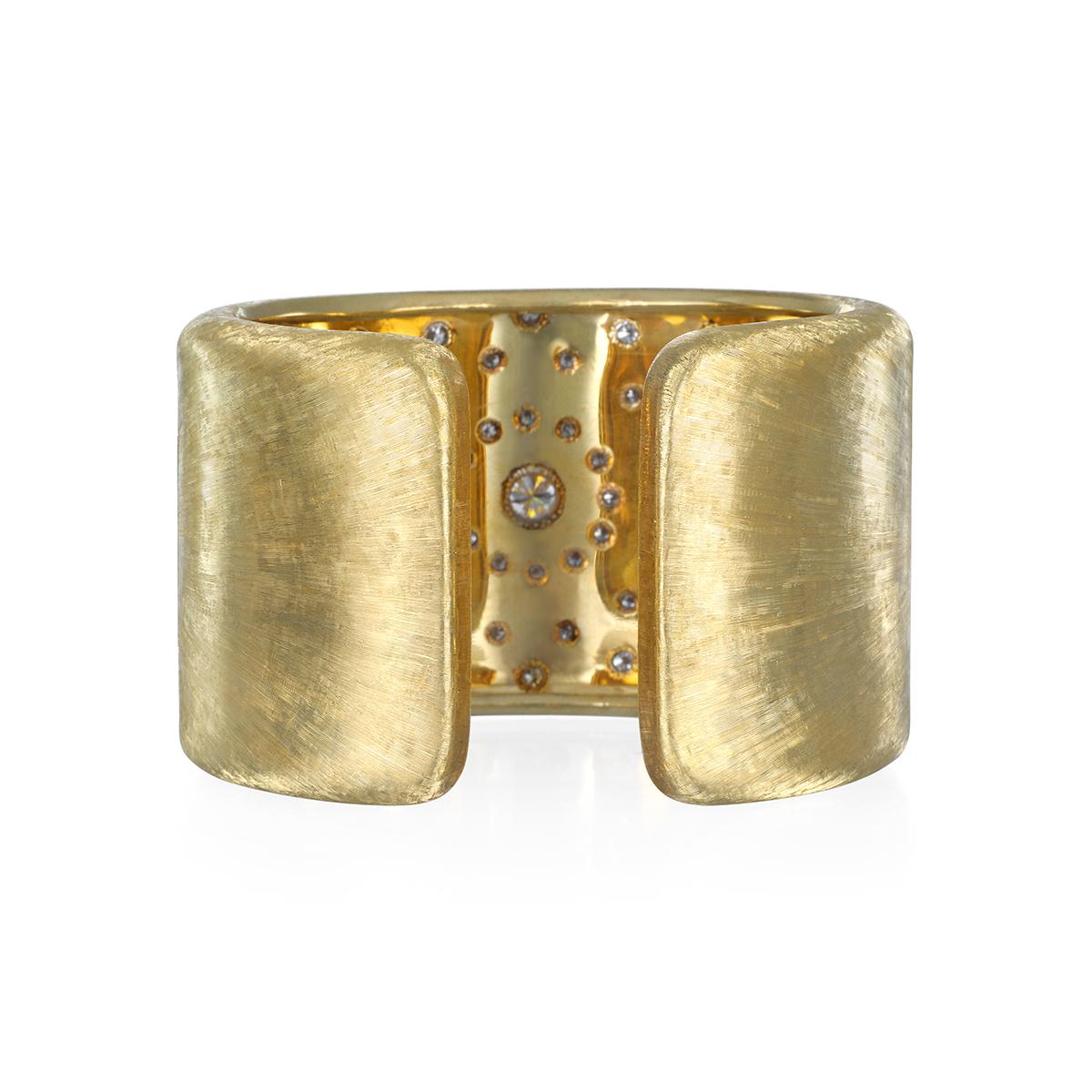 18k Gold Diamond Sunburst Cuff Bracelet

Diamonds G/VS Quality 3.50 TCW

Diamond .65 Cts. 

Gold Weight 86.95 Dwts

Width 1.625