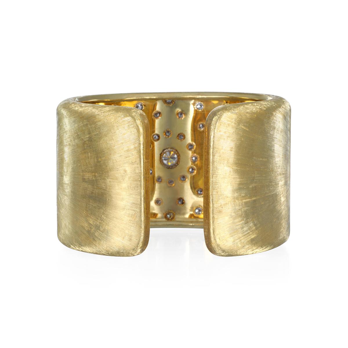 Faites-vous plaisir avec style !
Fabriquée en or jaune 18k, une manchette conçue sur mesure avec un motif en forme de soleil composé de diamants sertis dans des bagues en or blanc 18k. Le mécanisme de charnière permet un ajustement parfait et une