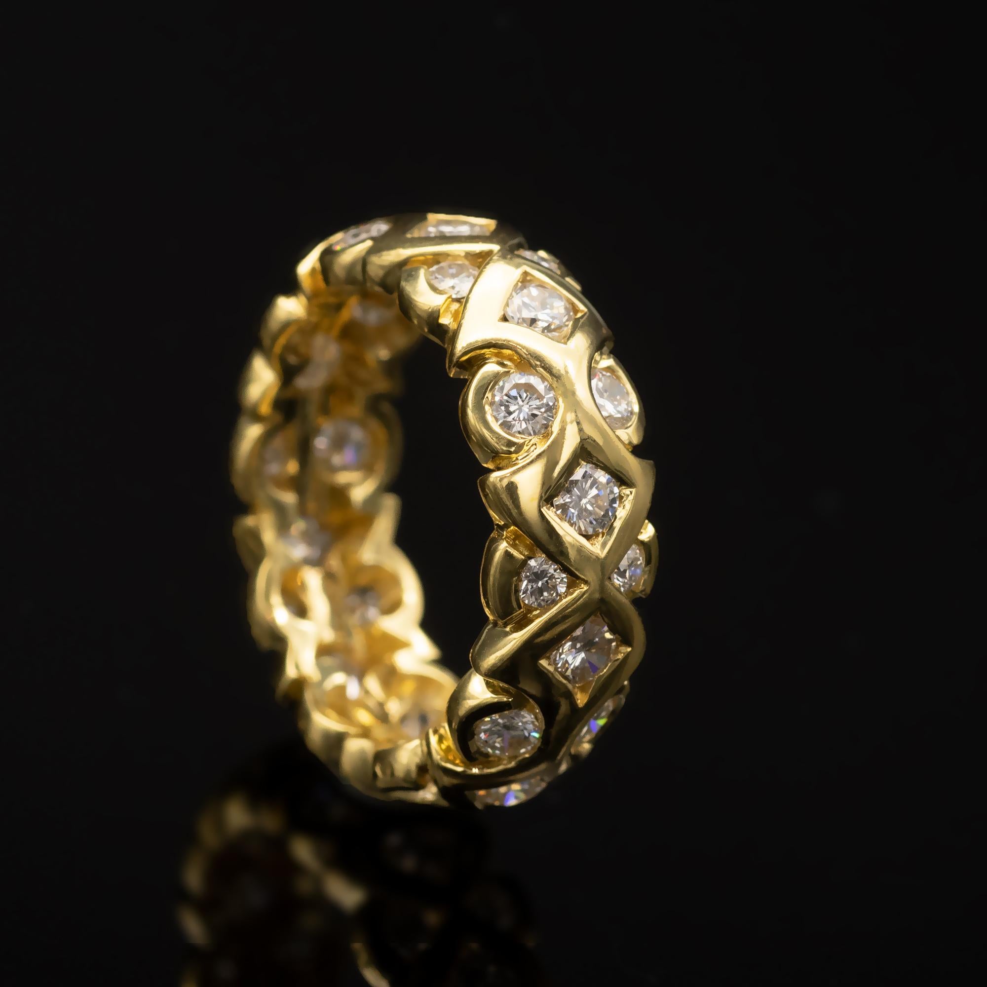 Contemporary 18 Karat Gold Diamond Wedding Ring For Sale
