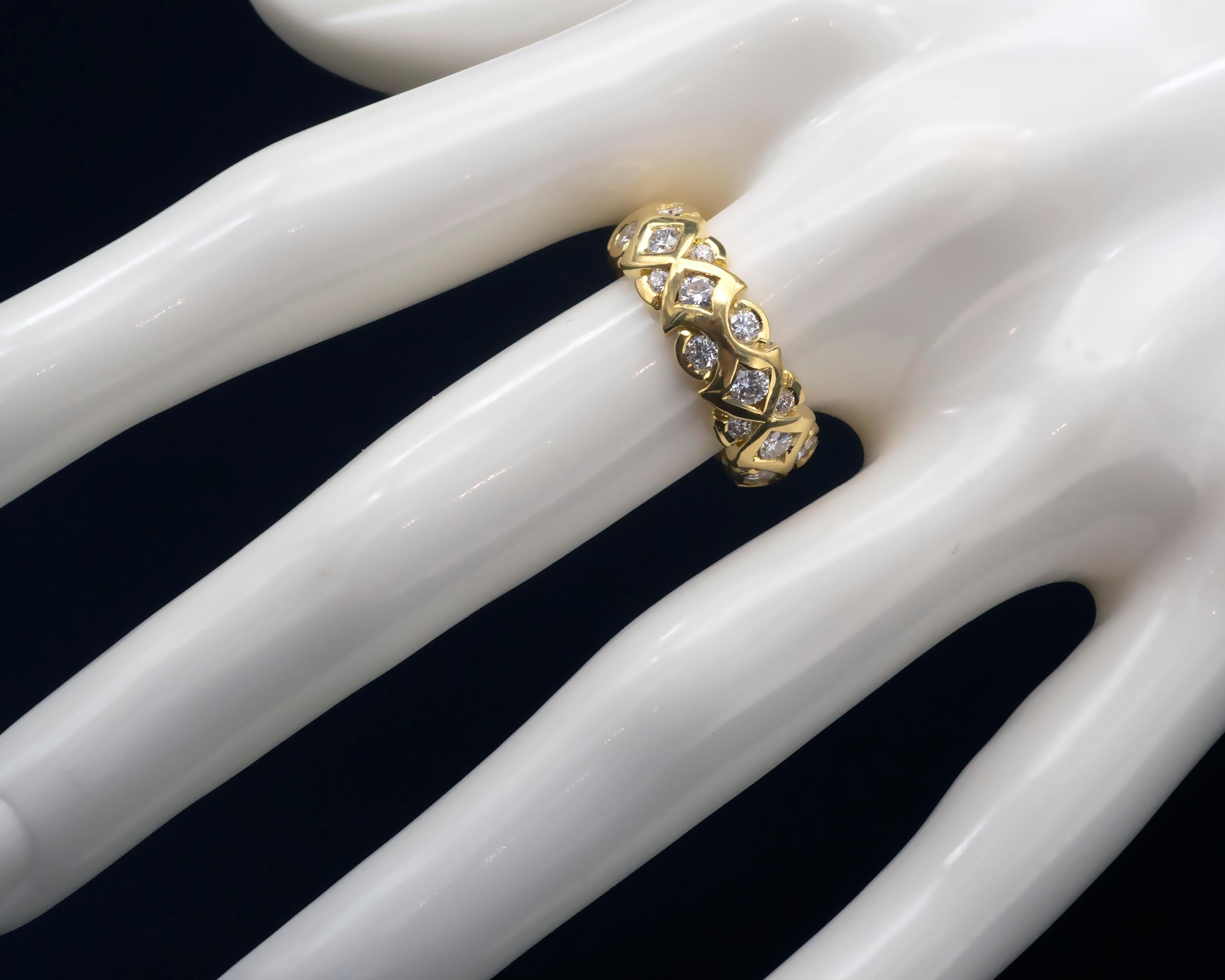 Brilliant Cut 18 Karat Gold Diamond Wedding Ring For Sale