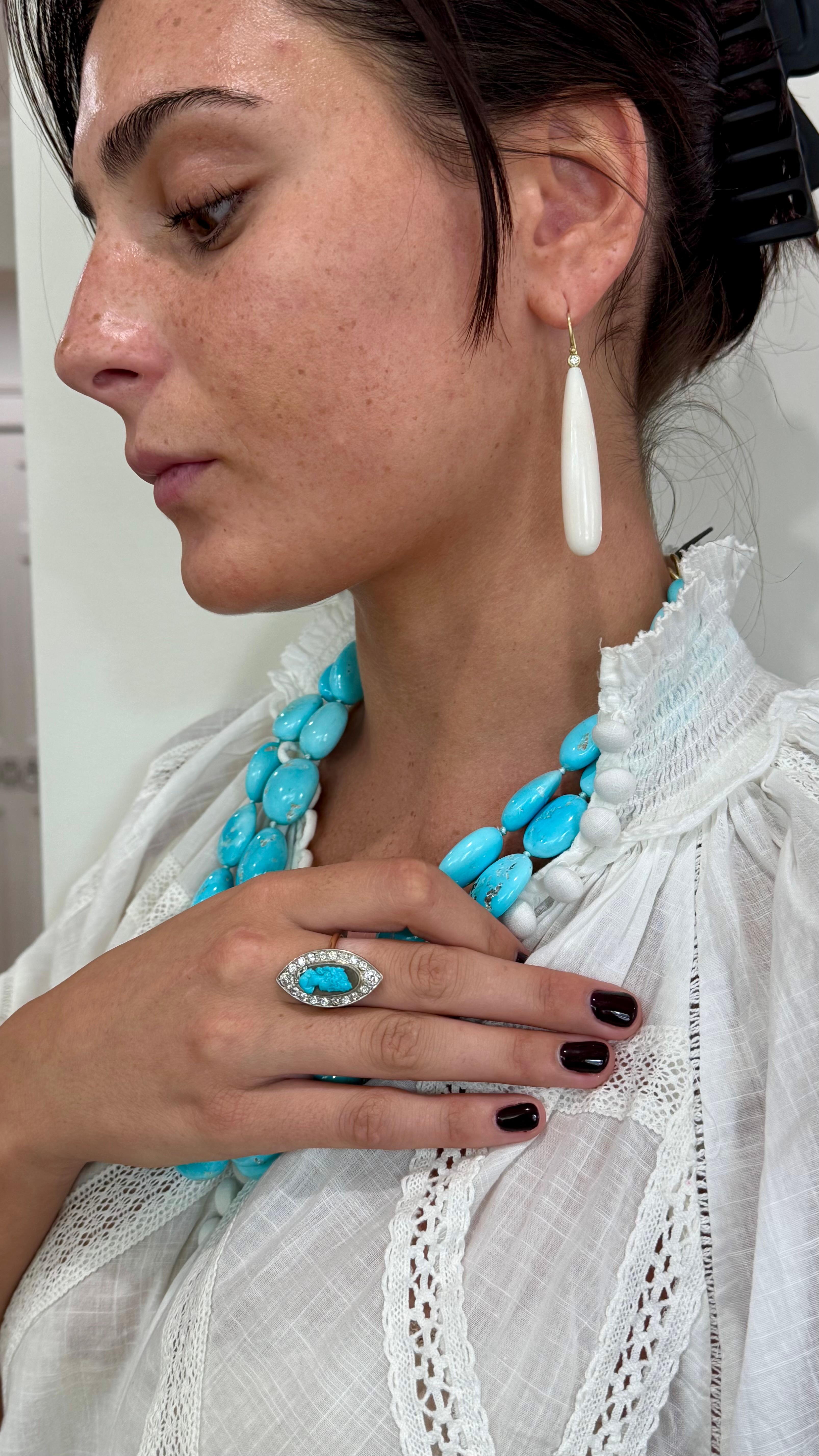 Orecchini a goccia in oro 18k con diamante e corallo bianco

Questo spettacolare paio di orecchini pendenti con diamanti e corallo bianco è una scelta drammatica e sofisticata per il giorno, per l'eleganza della sera o per il nuovo look di una