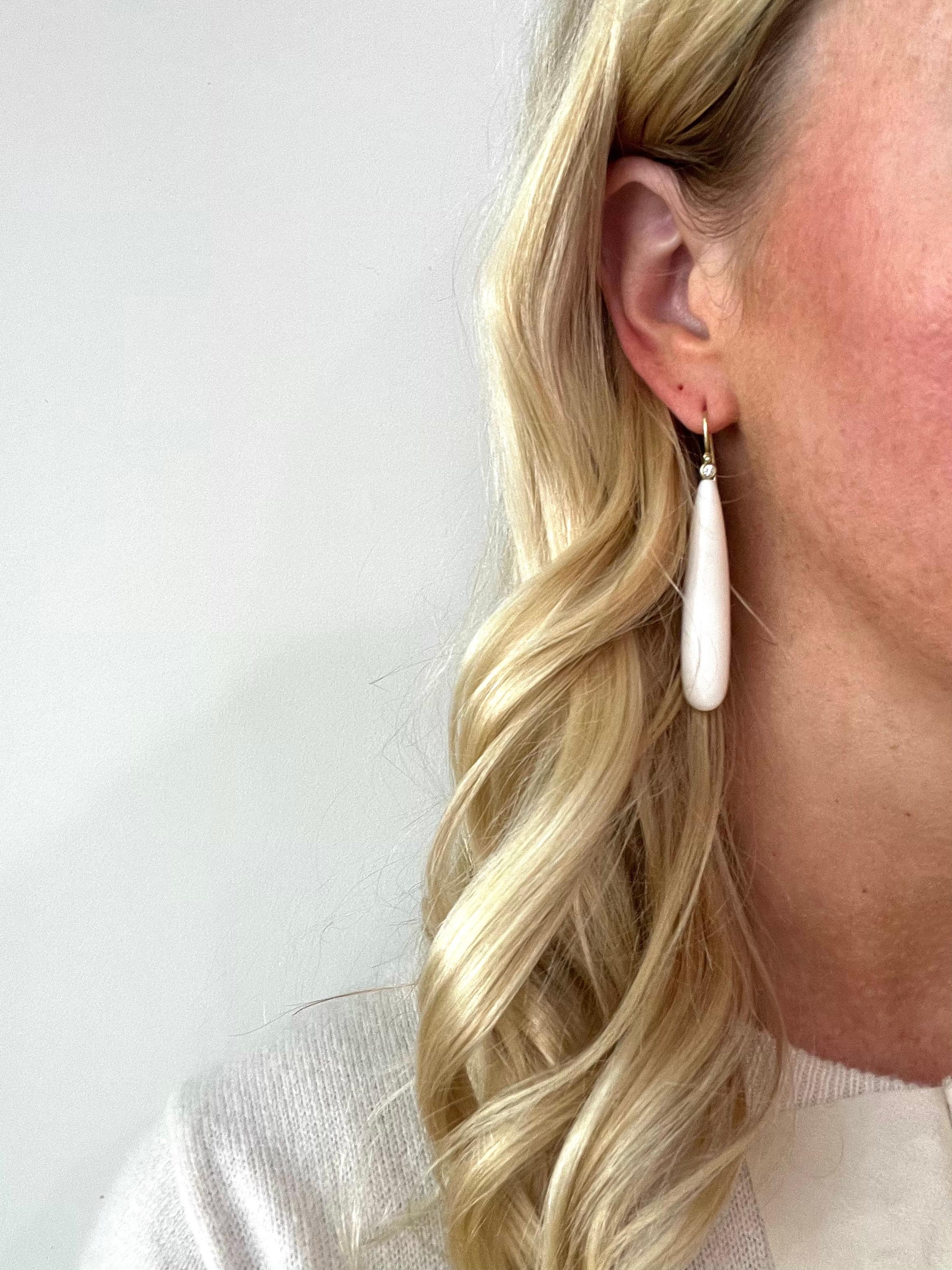 Contemporain Boucles d'oreilles pendantes en or 18 carats diamant corail blanc en vente