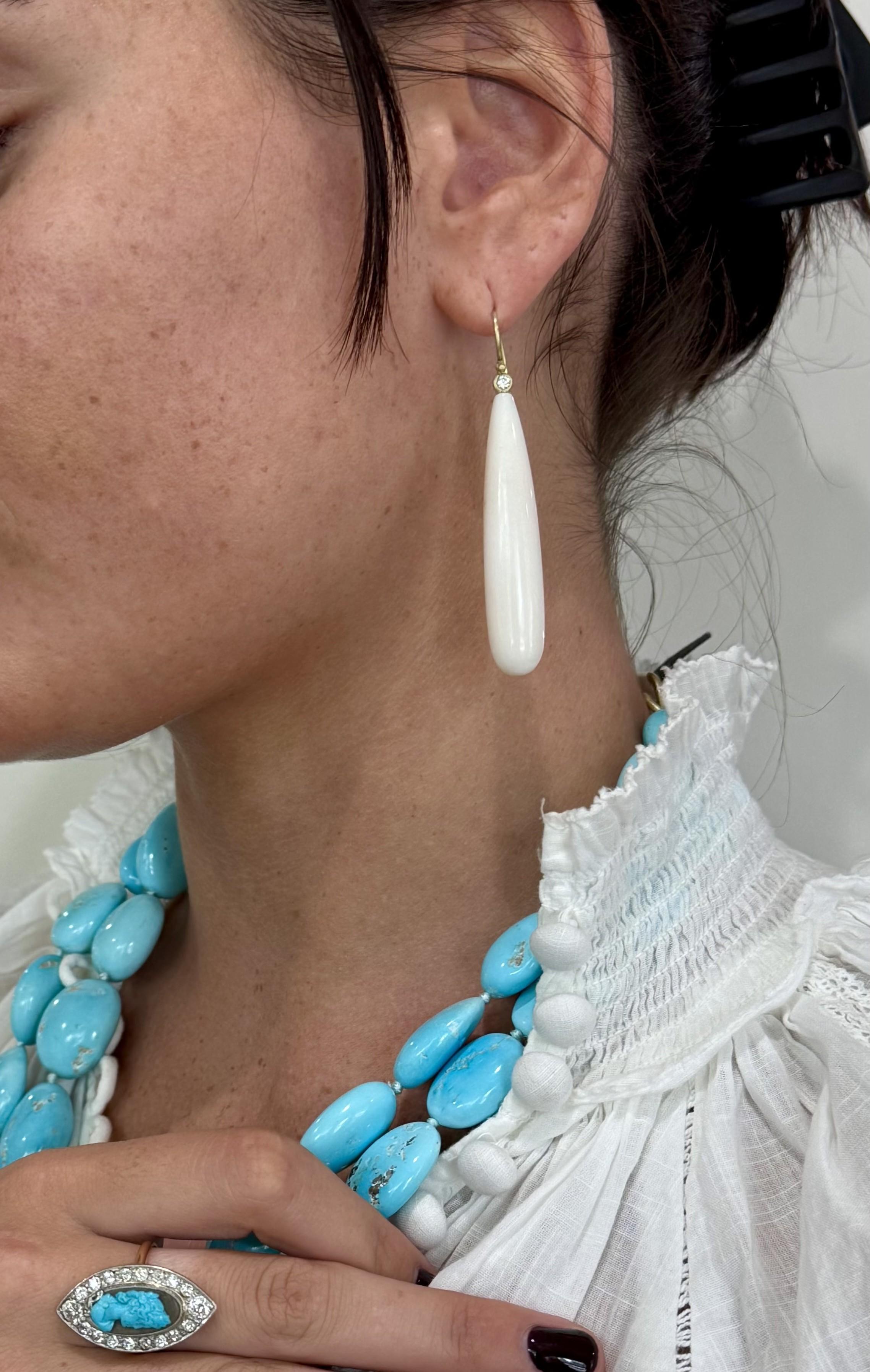 Contemporaneo Orecchini a goccia in oro 18 carati con diamante e corallo bianco in vendita