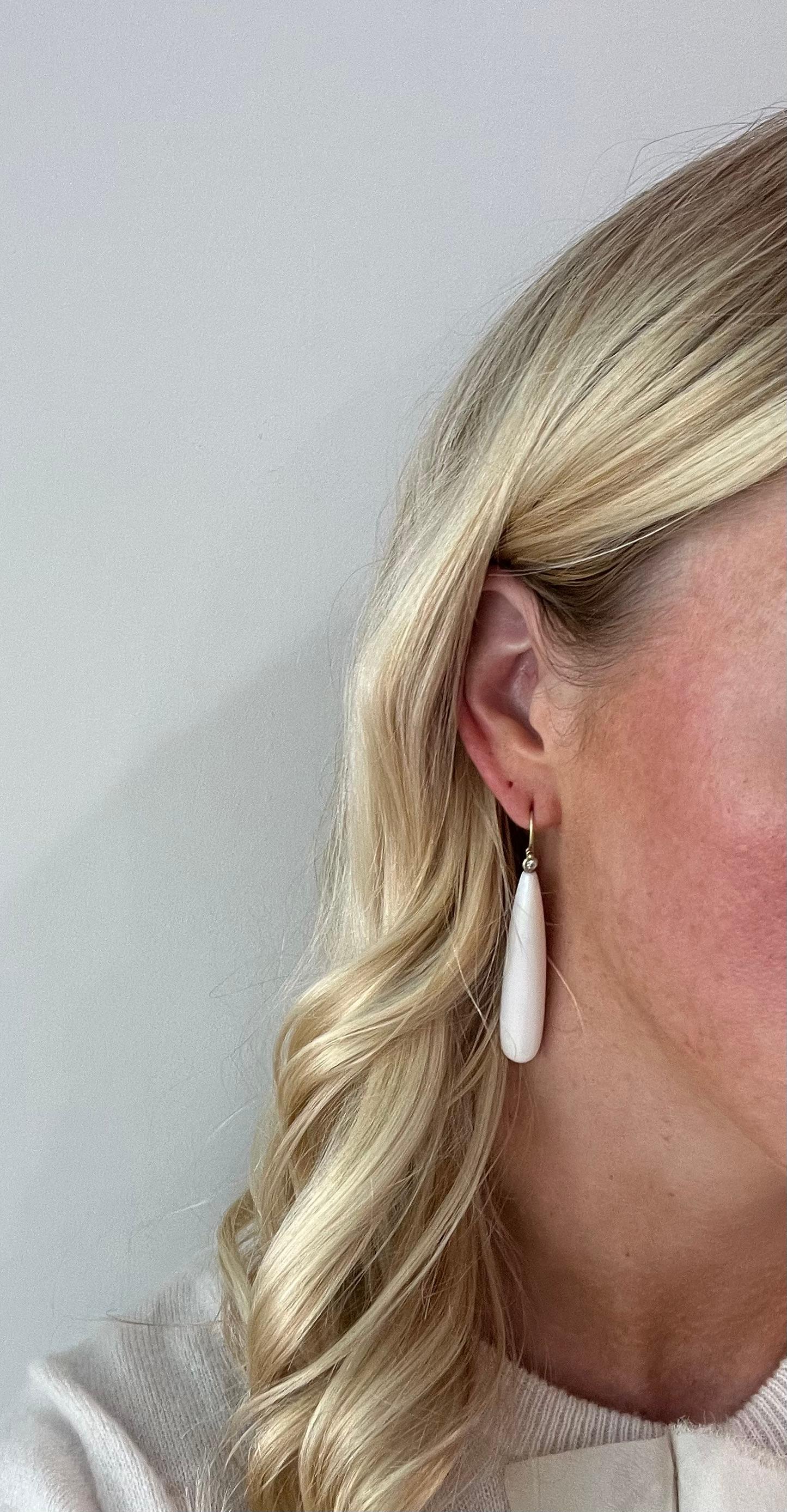 Taille brillant Boucles d'oreilles pendantes en or 18 carats diamant corail blanc en vente