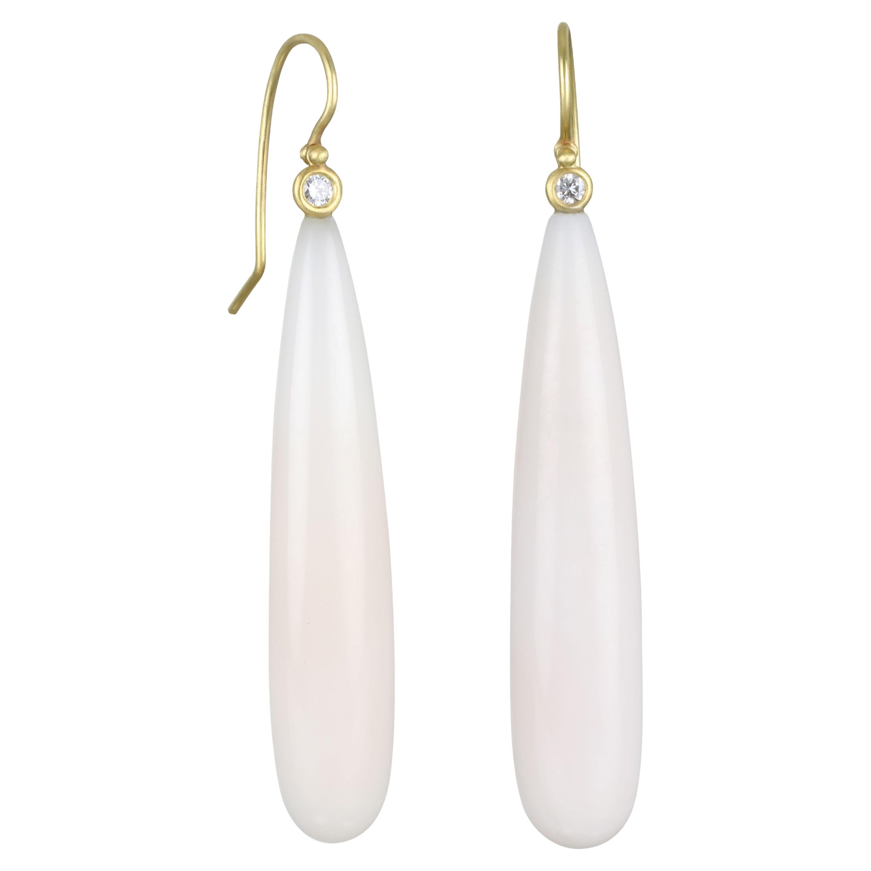 Boucles d'oreilles pendantes en or 18 carats diamant corail blanc en vente