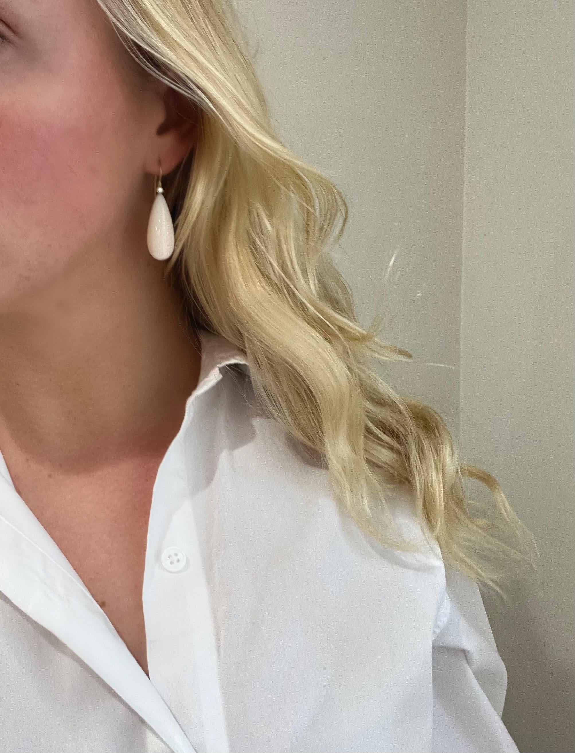 Contemporaneo Orecchini a cerniera in oro 18 carati con diamante e corallo bianco in vendita