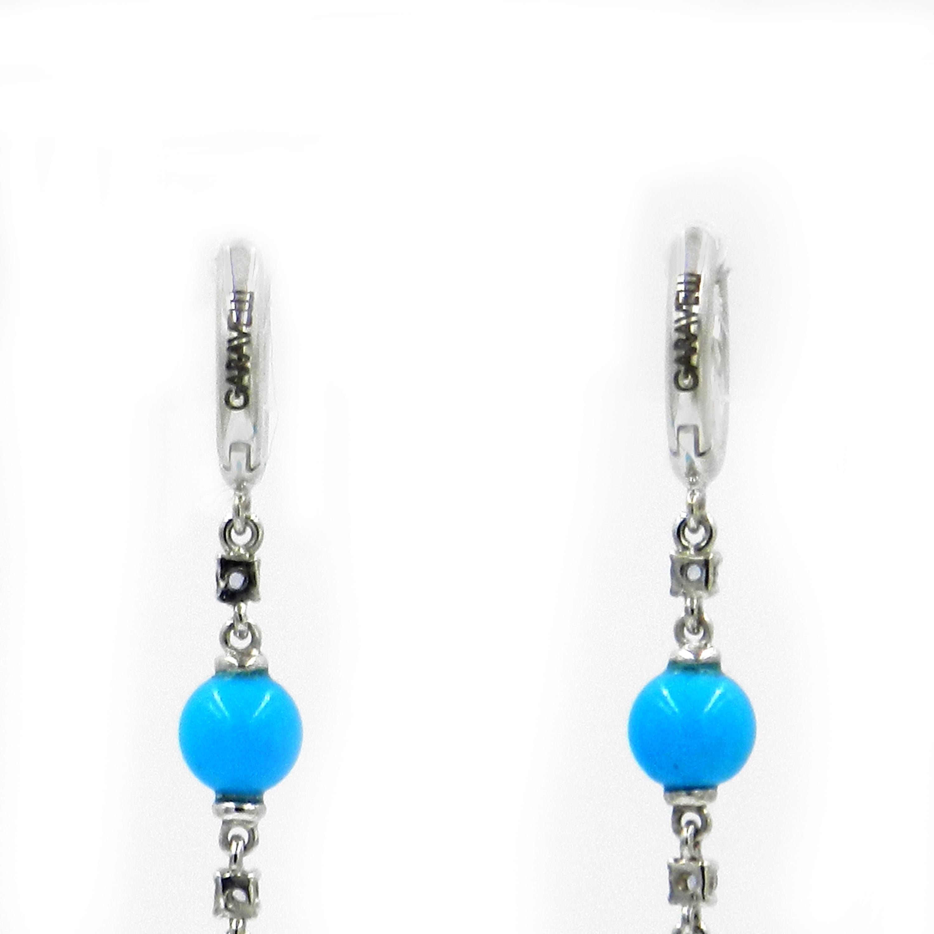 boucles d'oreilles longues GARAVELLI en or blanc 18KT SAPPHIRES BLEUS et TURQUOISE 
Longueur totale cm 8
or 18kt gr  : 5,50
SAPPHIRES BLEUS  : 0,20
TURQUOISE total ct : 26.51