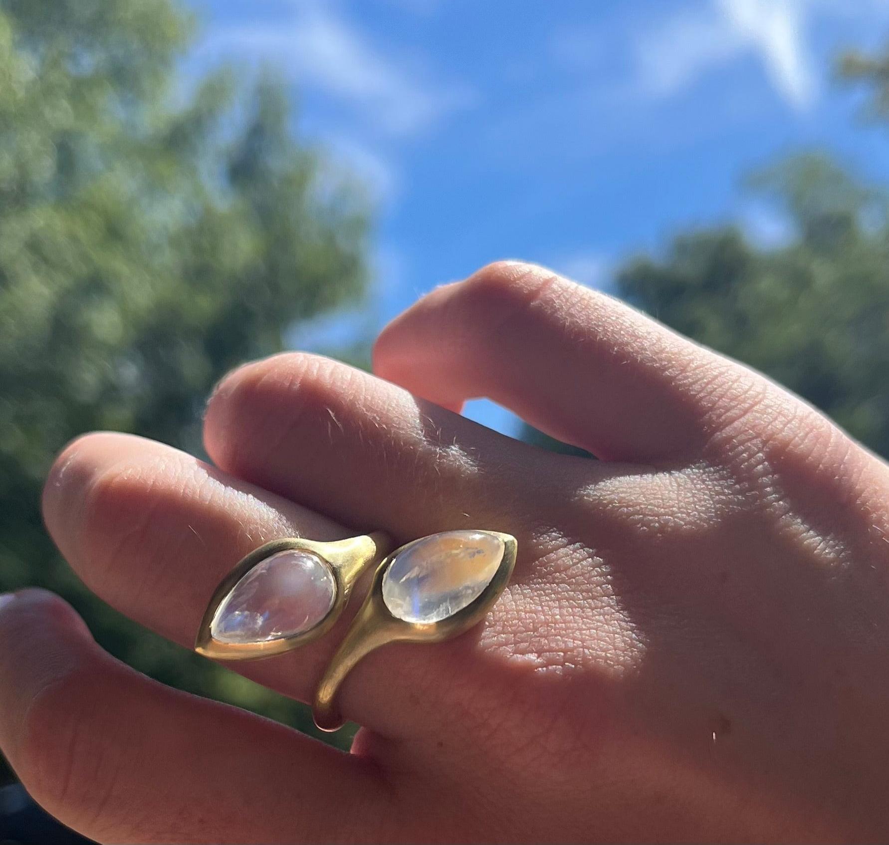 Cabochon Anello a serpente con doppia pietra di luna in oro 18 carati in vendita