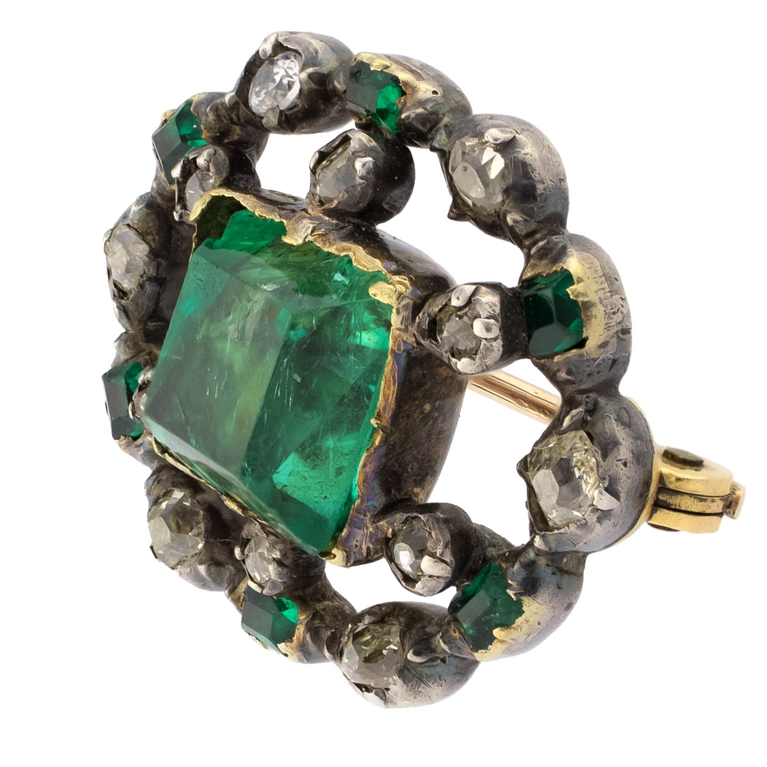 18 Karat Gold Early 19th Century Emeralds Diamonds Brooch In Excellent Condition For Sale In Madrid, ES