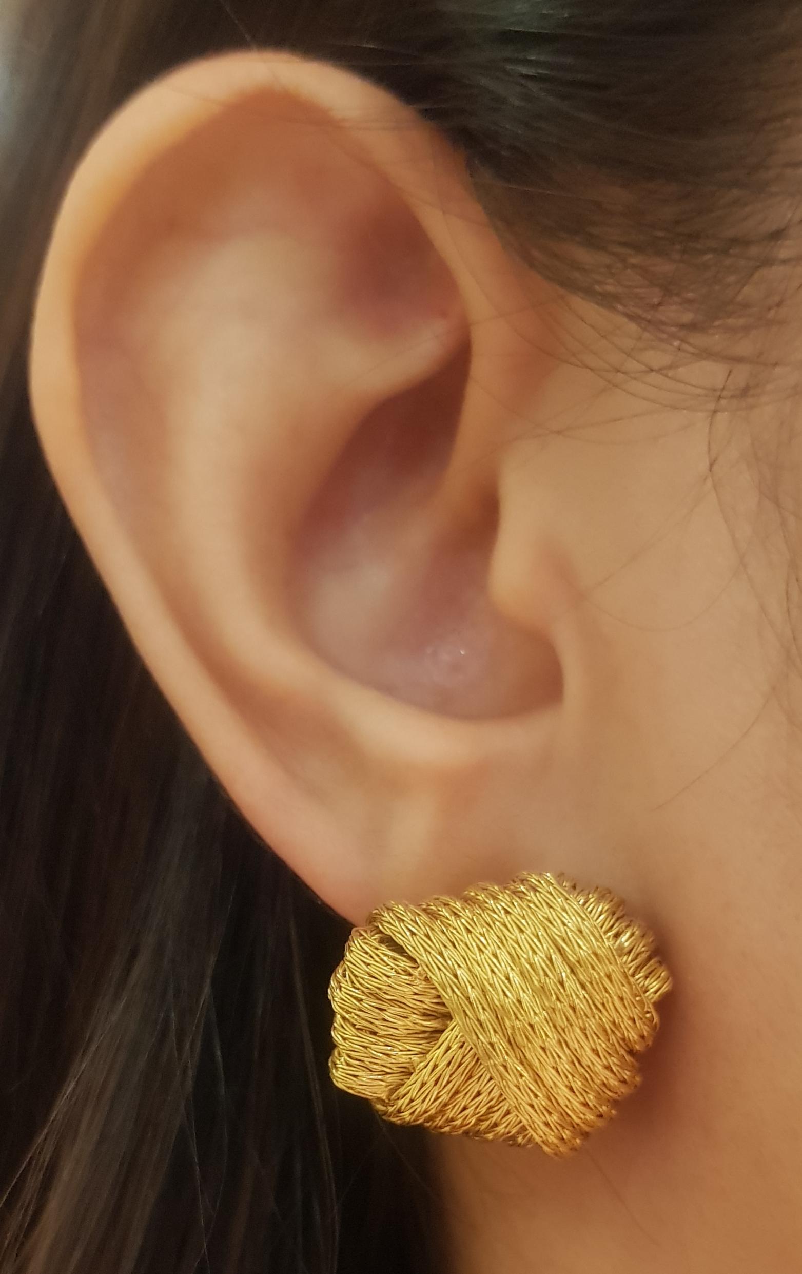 18 Karat Gold Earrings

Width:   2.0 cm 
Length:  1.90 cm
Total Weight: 18.24 grams

