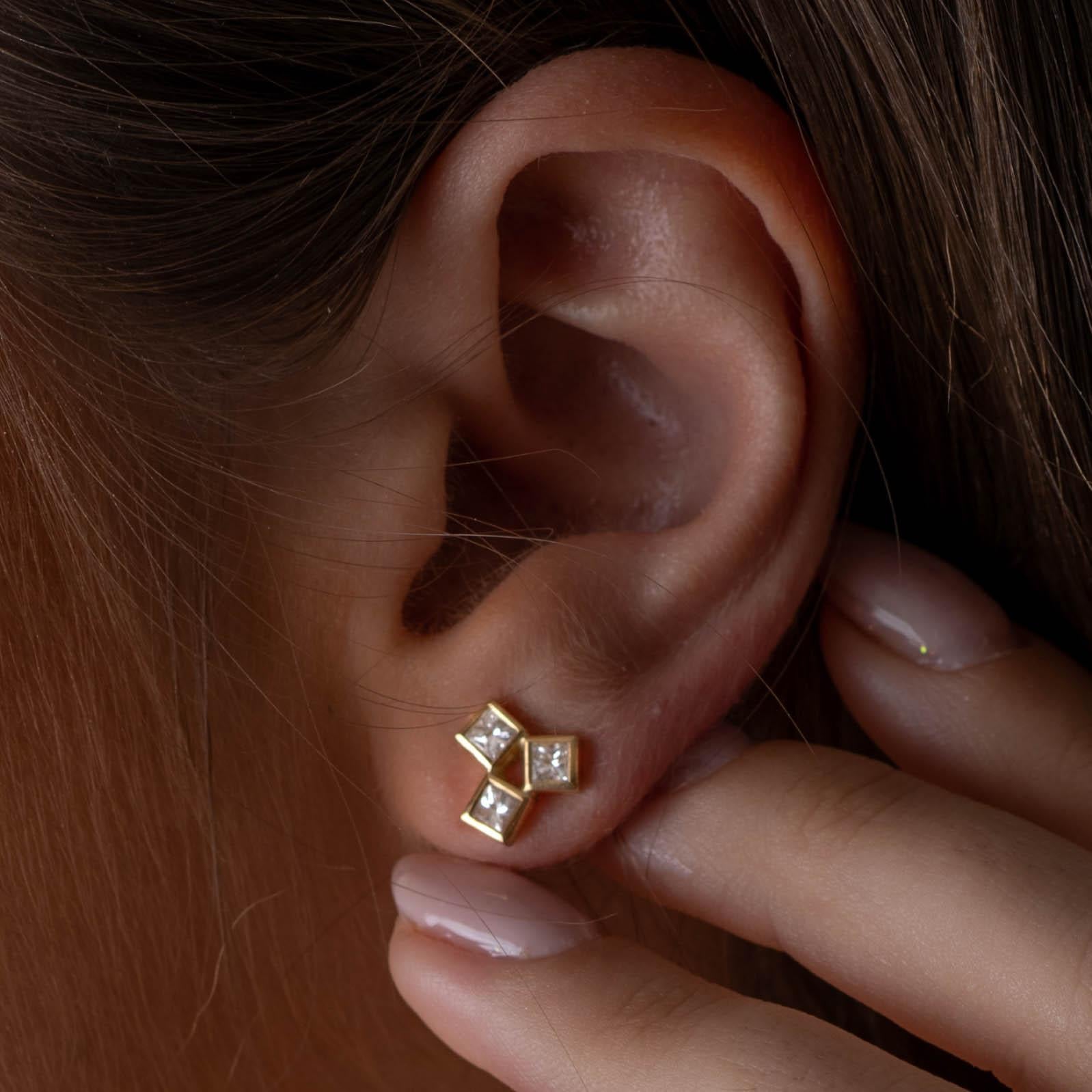 boucles d'oreilles en or 18 carats avec des diamants.Boucles d'oreilles en grappe de diamants 

Boucles d'oreilles romantiques et uniques en diamants géométriques. Conçu comme une grappe de 3 carrés, serti d'un magnifique diamant blanc. 
Idéal pour