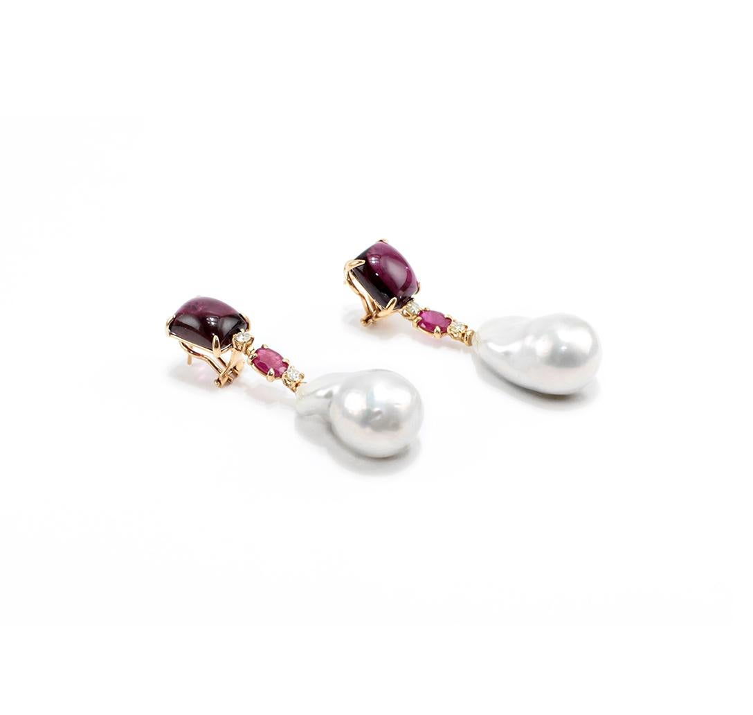 A very elegant pair of earrings in pink tourmaline, rubies, white diamonds, pearls and 18kt pink gold.
Pink Gold g. 4.3
Pink tourmaline ct. 13.35
Rubies ct. 1.48
White Diamonds ct. 0,28
Nucleated Baroque white pearls 