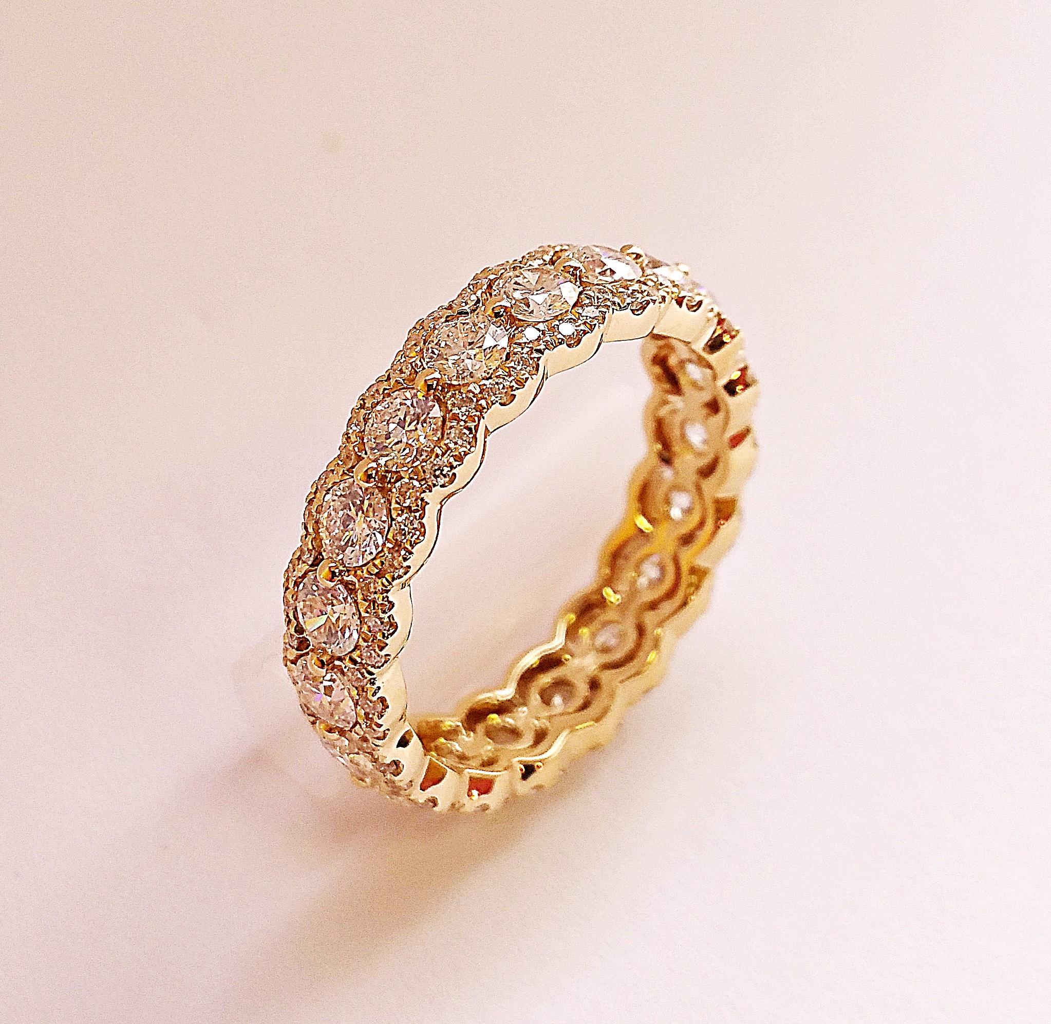 Round Cut 18 Karat Gold Elegant Diamond Ring For Sale