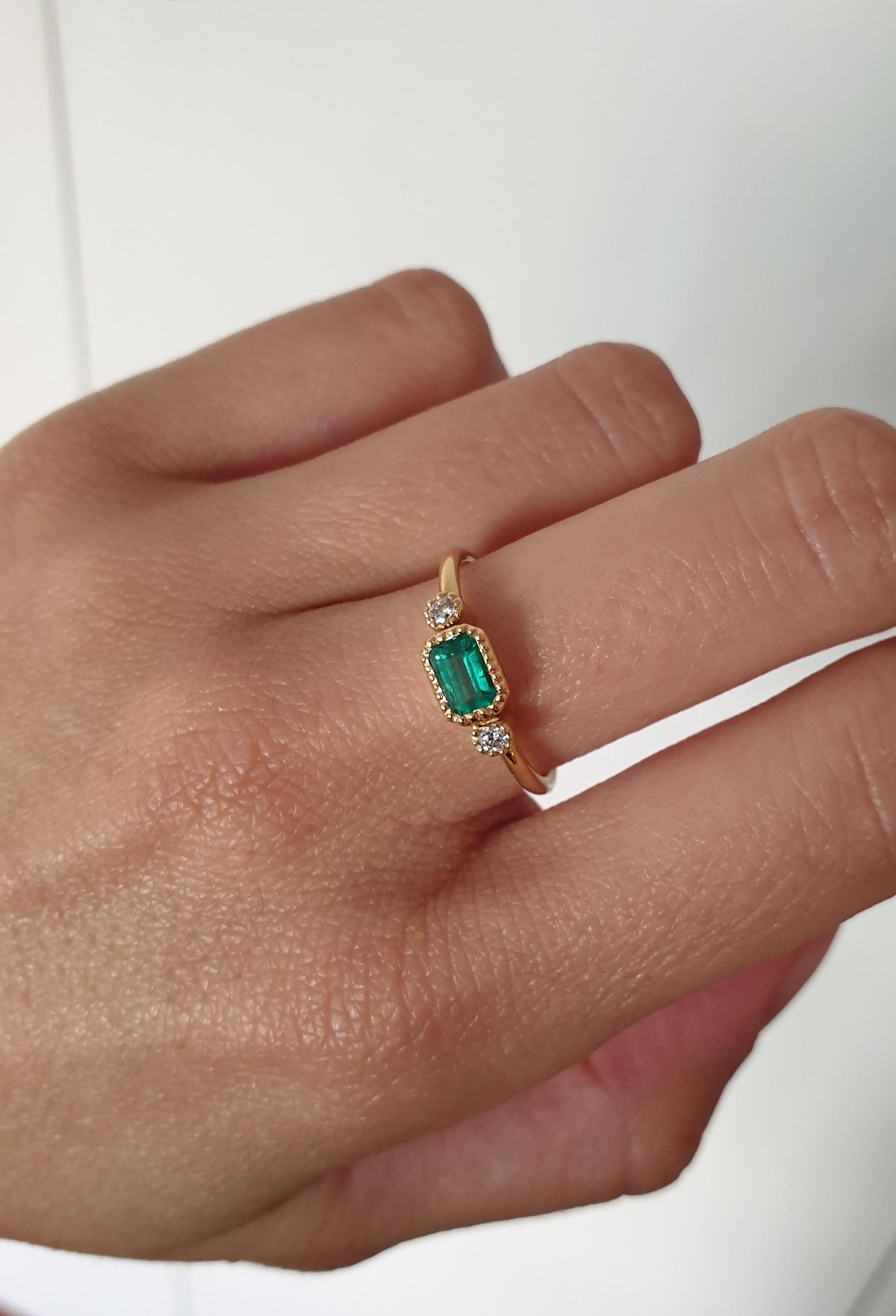 Women's or Men's Gold Emerald and Diamond Ring Brilliant Cut Diamond 18k Solitaire Coktail For Sale