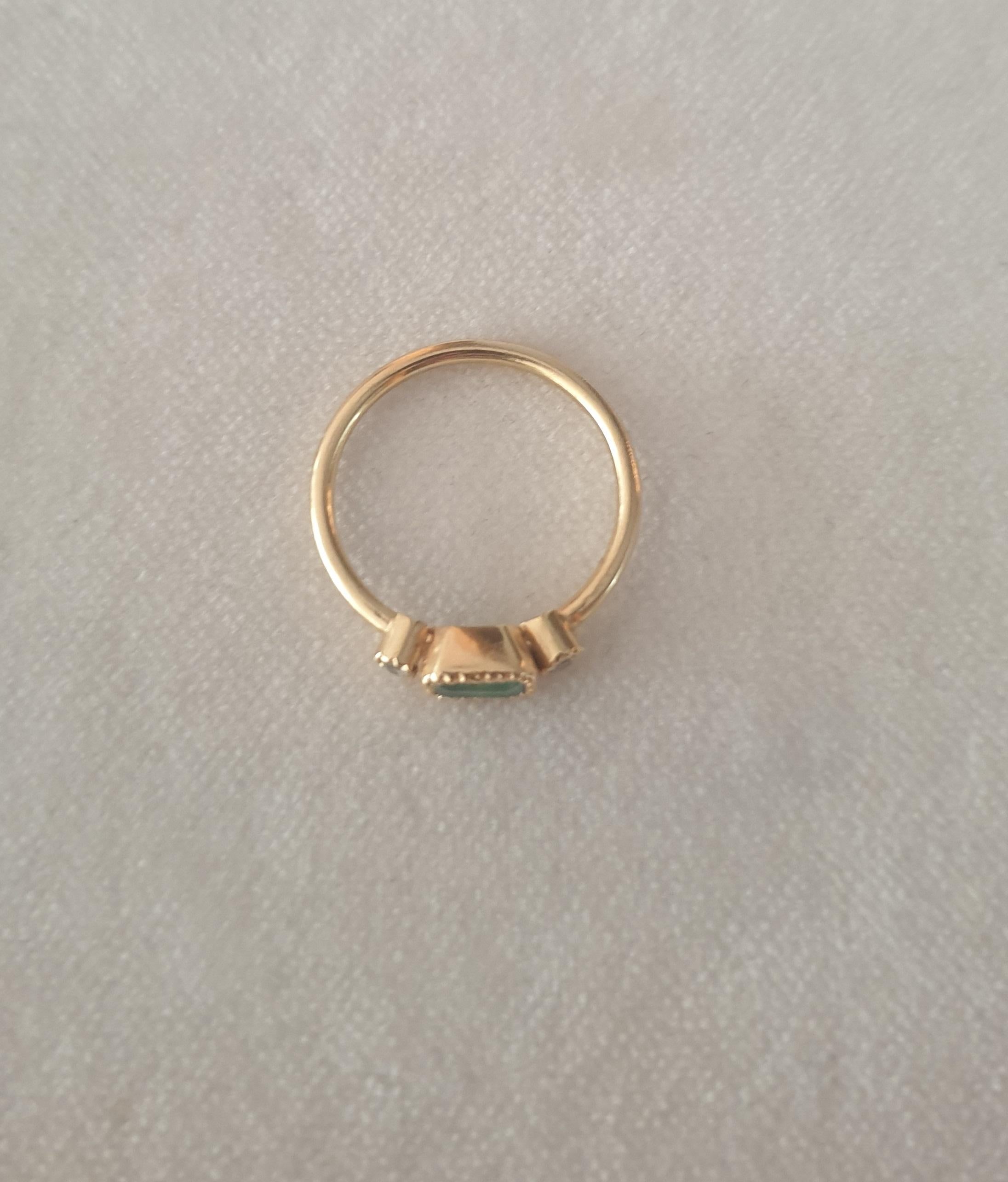 Gold Emerald and Diamond Ring Brilliant Cut Diamond 18k Solitaire Coktail For Sale 2