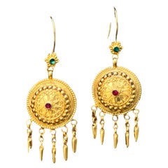 Boucles d'oreilles en or 18 carats, émeraudes et rubis de style néo-grec