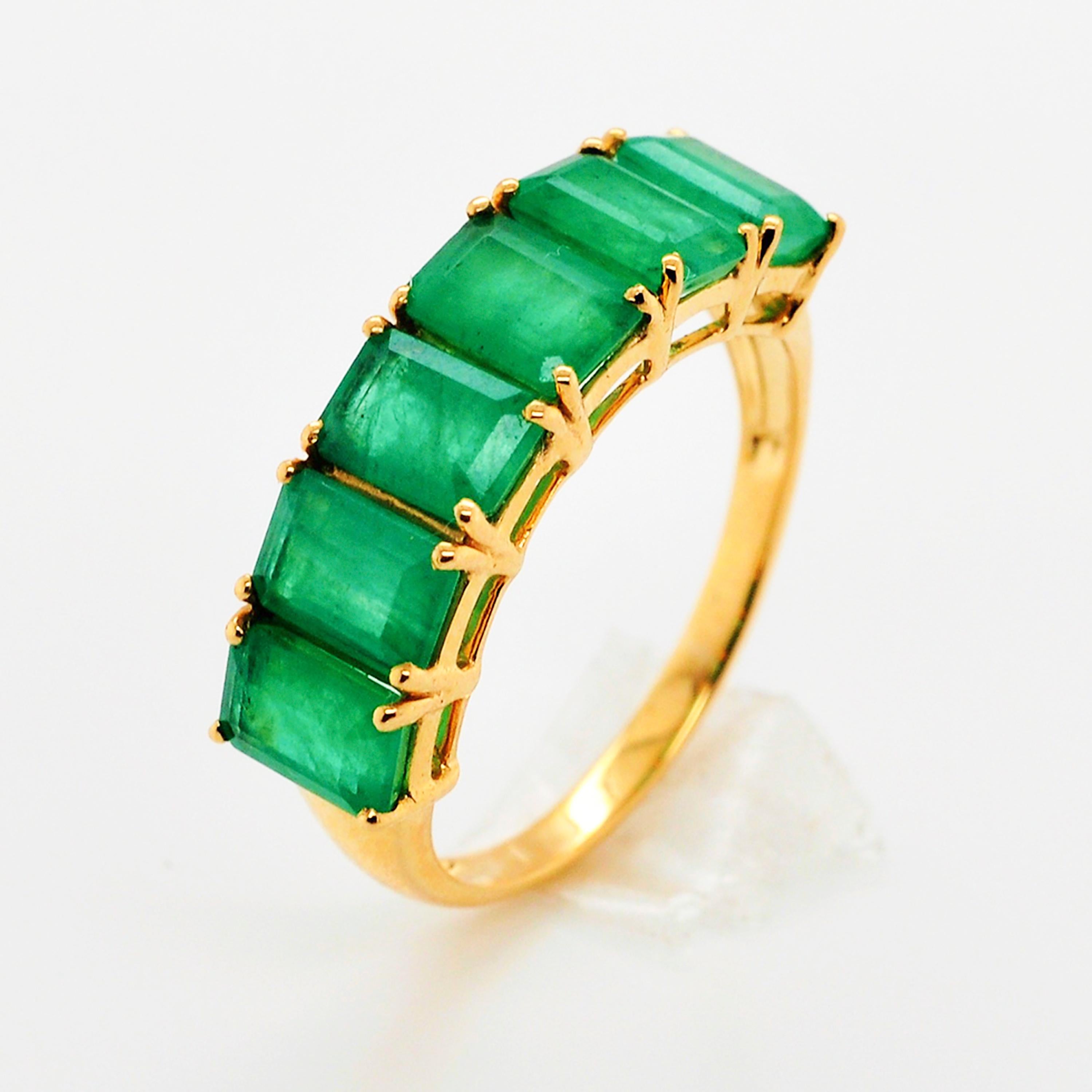 Im Angebot: 18 Karat Gold Smaragdschliff Achteckiger brasilianischer Smaragd Halb-Eternity-Ring () 7