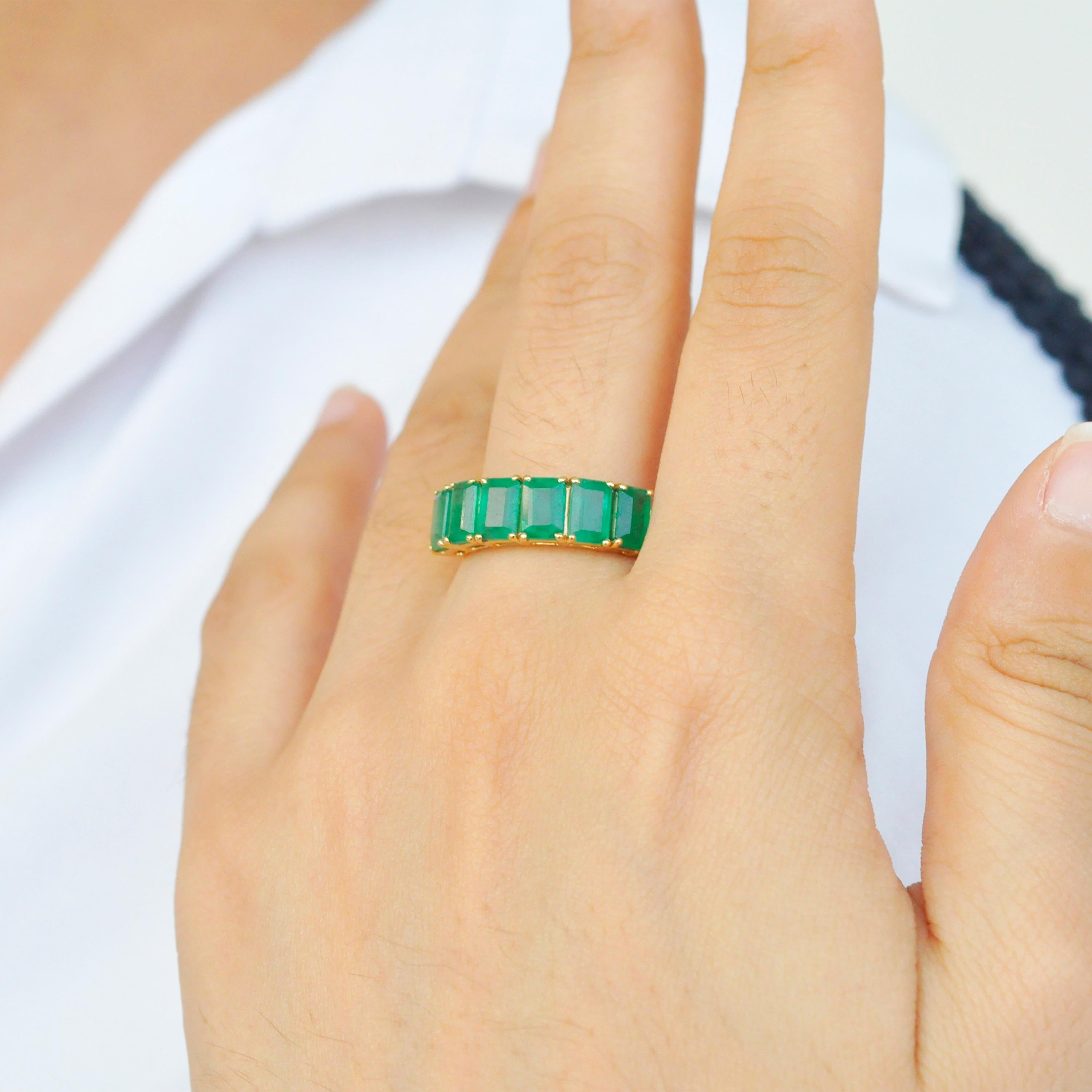 Im Angebot: 18 Karat Gold Smaragdschliff Achteckiger brasilianischer Smaragd Halb-Eternity-Ring () 9