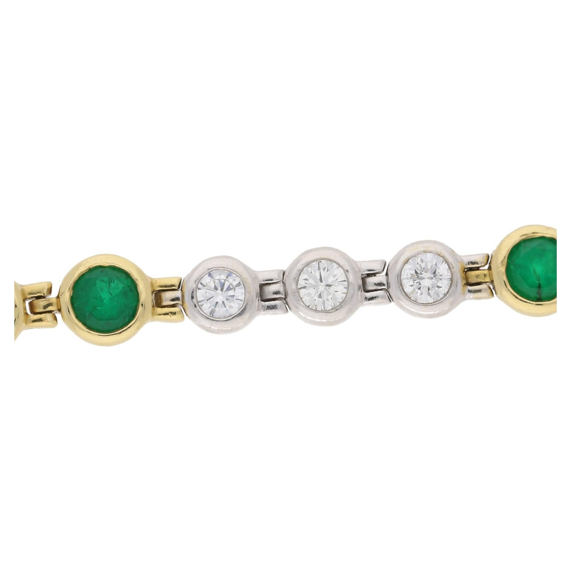 Emerald and Diamond Bracelet in 18 Karat Gold  In Excellent Condition In London, GB