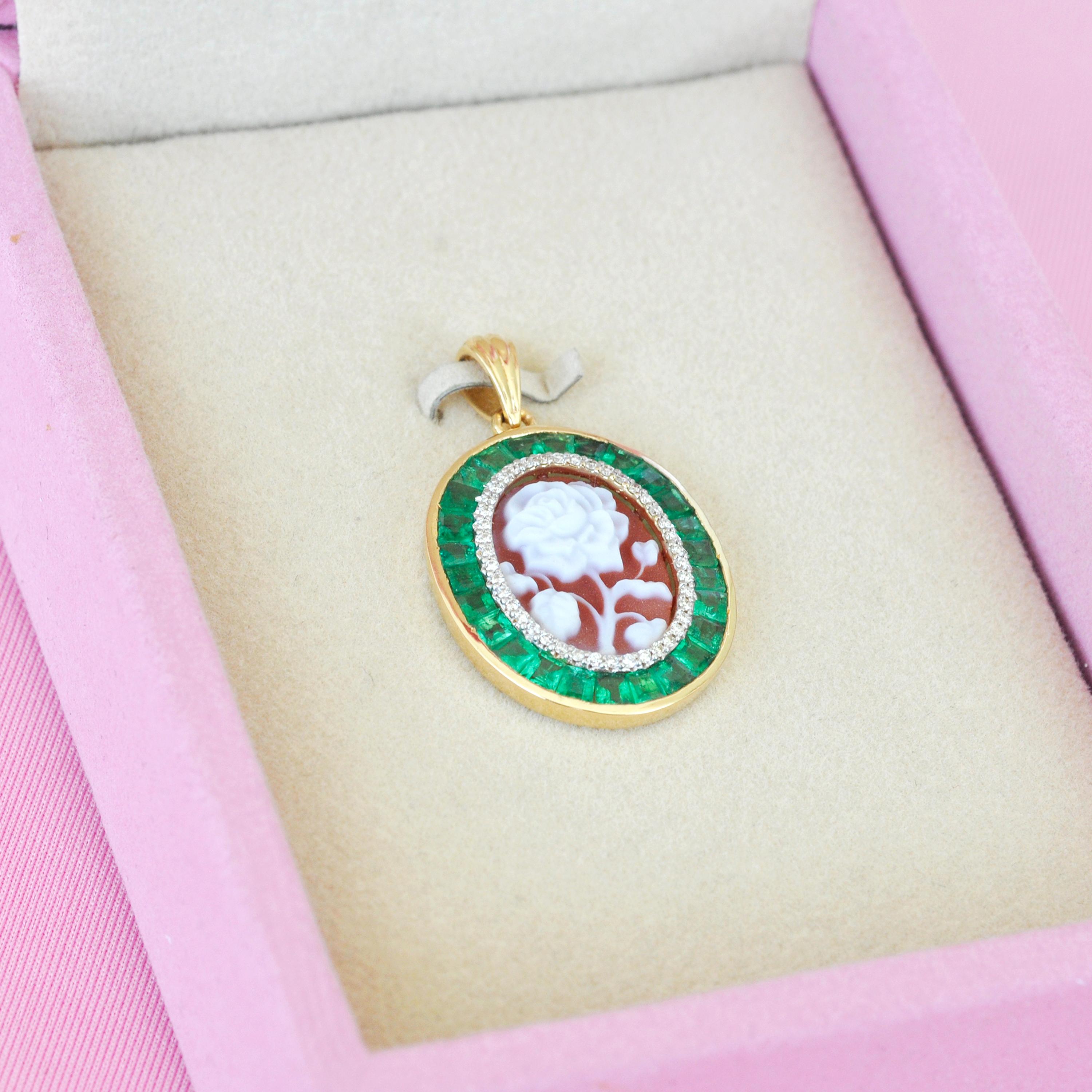 18 Karat Gold Emerald Agate Valentine Rose Cameo Diamond Pendant Necklace In New Condition For Sale In Jaipur, Rajasthan