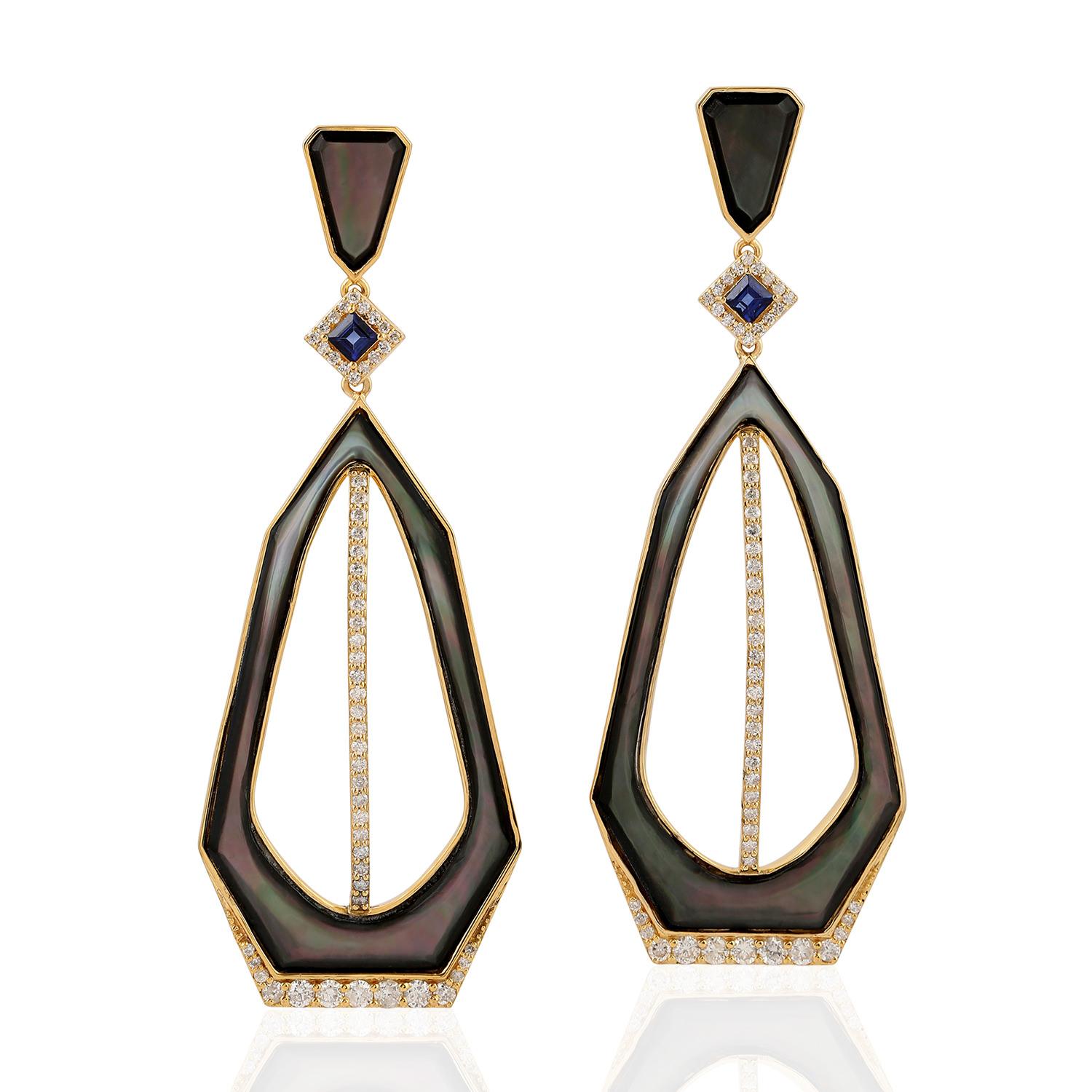 Taille hexagone Boucles d'oreilles en or 18 carats avec émail, saphir bleu et diamants en vente