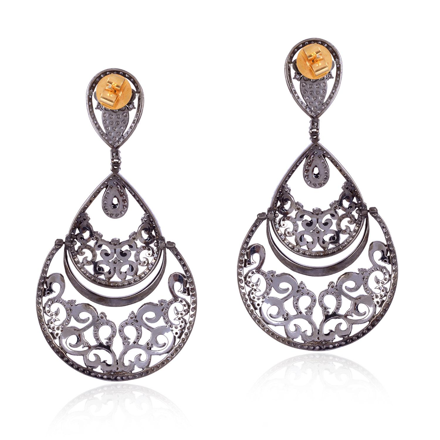 Artisan Boucles d'oreilles arabesques en or 18 carats, émail et diamants en vente