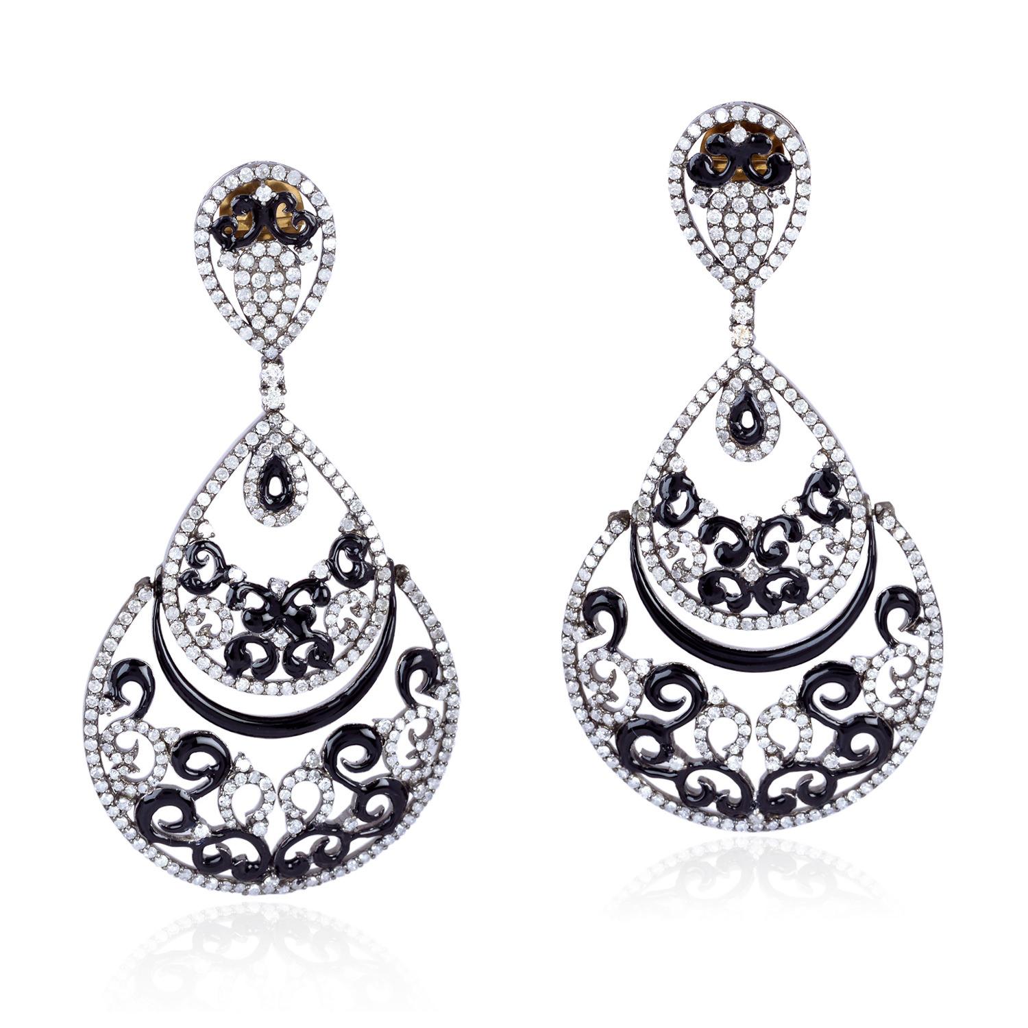Taille simple Boucles d'oreilles arabesques en or 18 carats, émail et diamants en vente