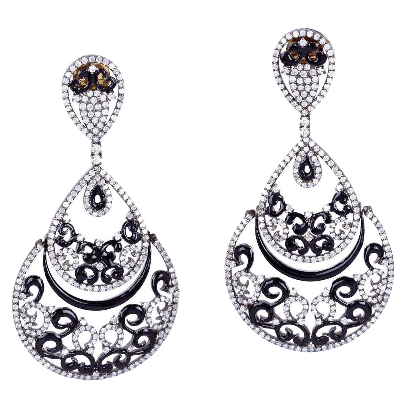 Boucles d'oreilles arabesques en or 18 carats, émail et diamants