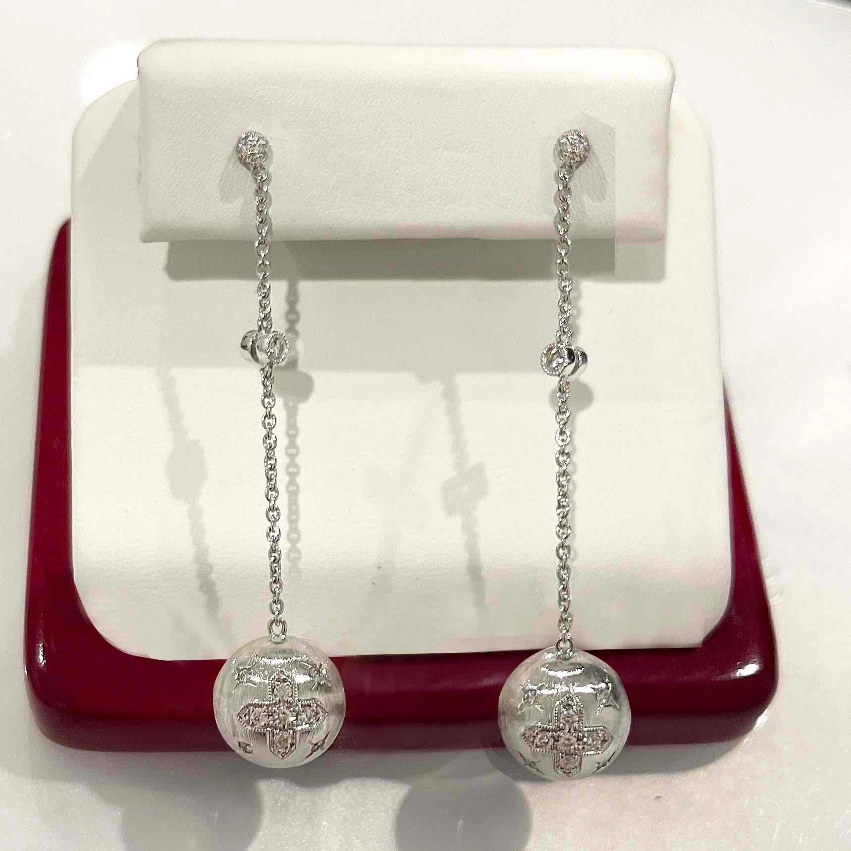 Prodotto dal pluripremiato designer italiano Stefano Vitolo. Stefano crea gioielli artigianali su misura, unici nel loro genere, con pietre preziose eccellenti, in una vera e propria artigianalità italiana d'altri tempi.
Questi orecchini artigianali
