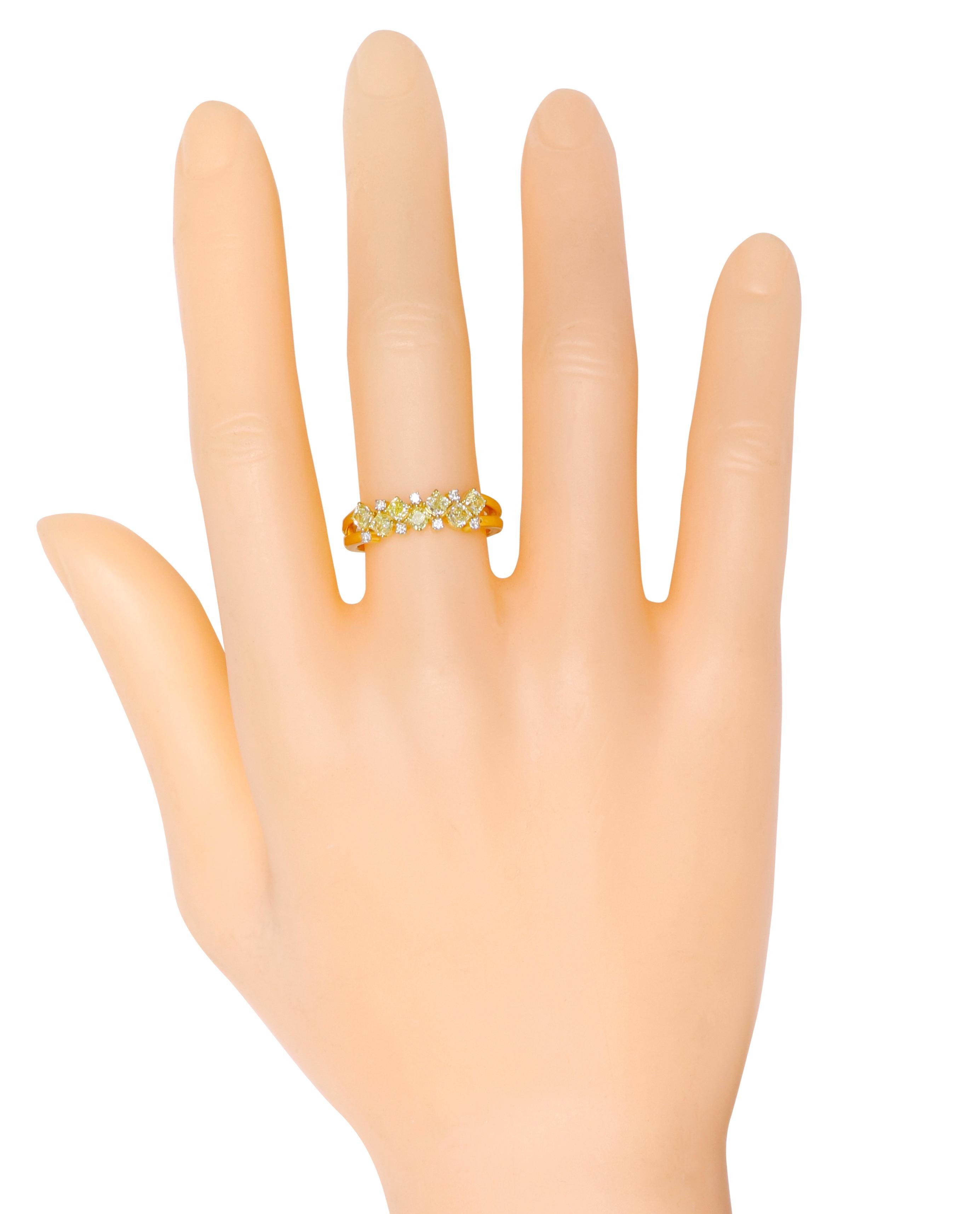 Eternity-Ring aus 18 Karat Gold mit gelben und weißen Diamanten

Liebe ist ein ewiges Gefühl, das unser Herz mit Freude und bezaubernden Klängen erfüllt. Es ist eine Symphonie des Glücks, und um Ihren Partner mit Liebe zu überhäufen, präsentieren