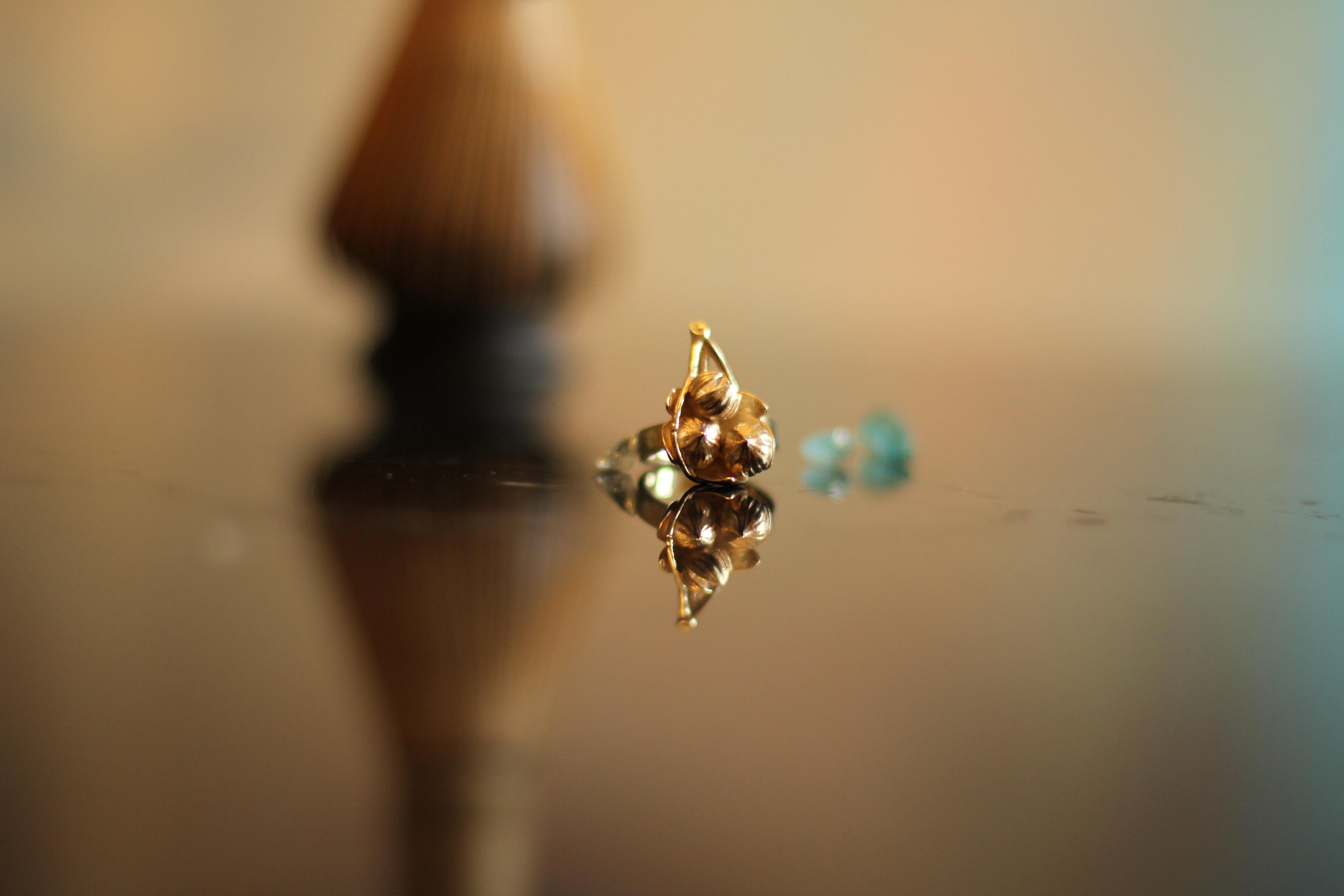 Collier à pendentifs contemporain en or 18 carats Fig par l'Artistics présenté dans Vogue en vente 1