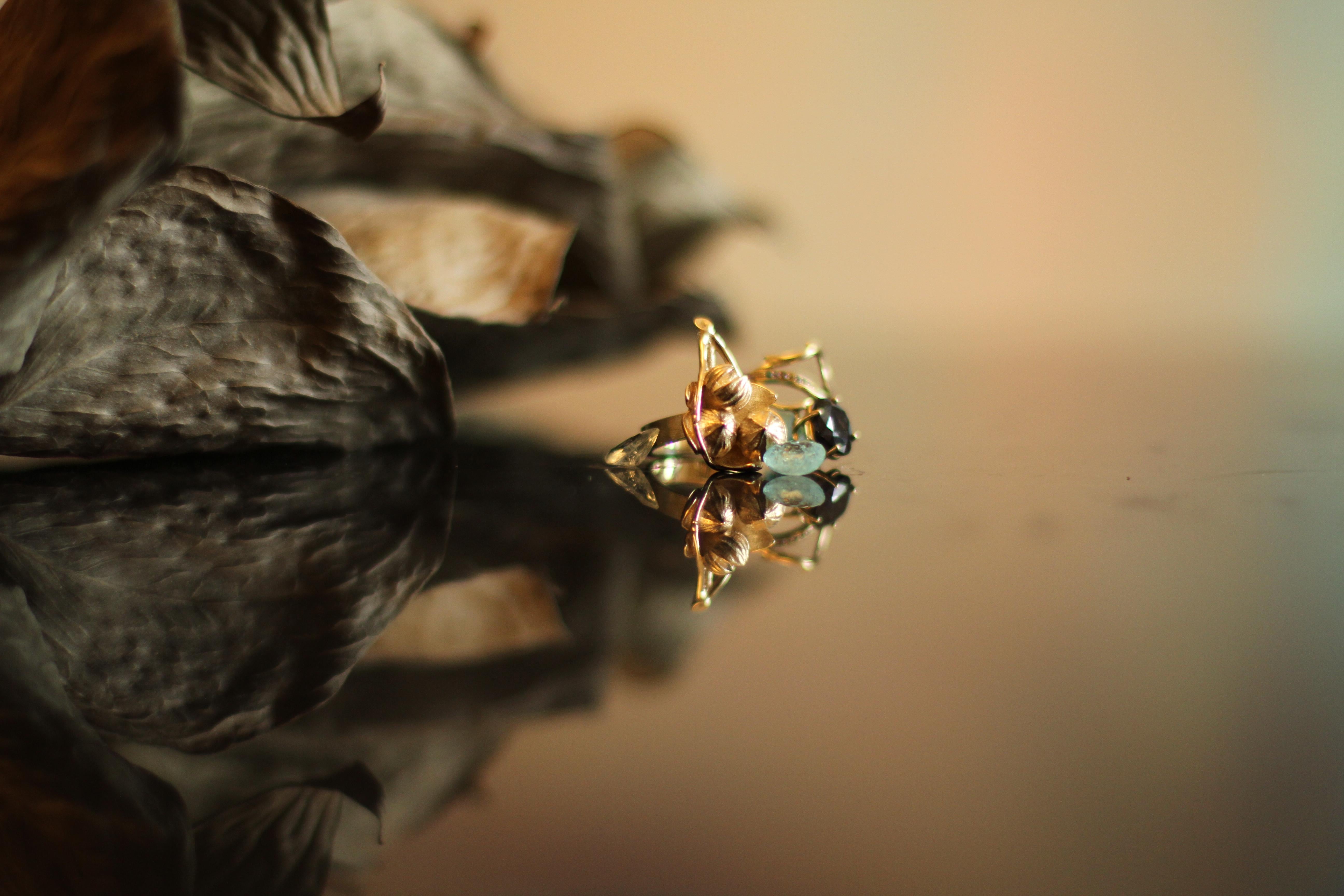 Collier à pendentifs contemporain en or 18 carats Fig par l'Artistics présenté dans Vogue en vente 4