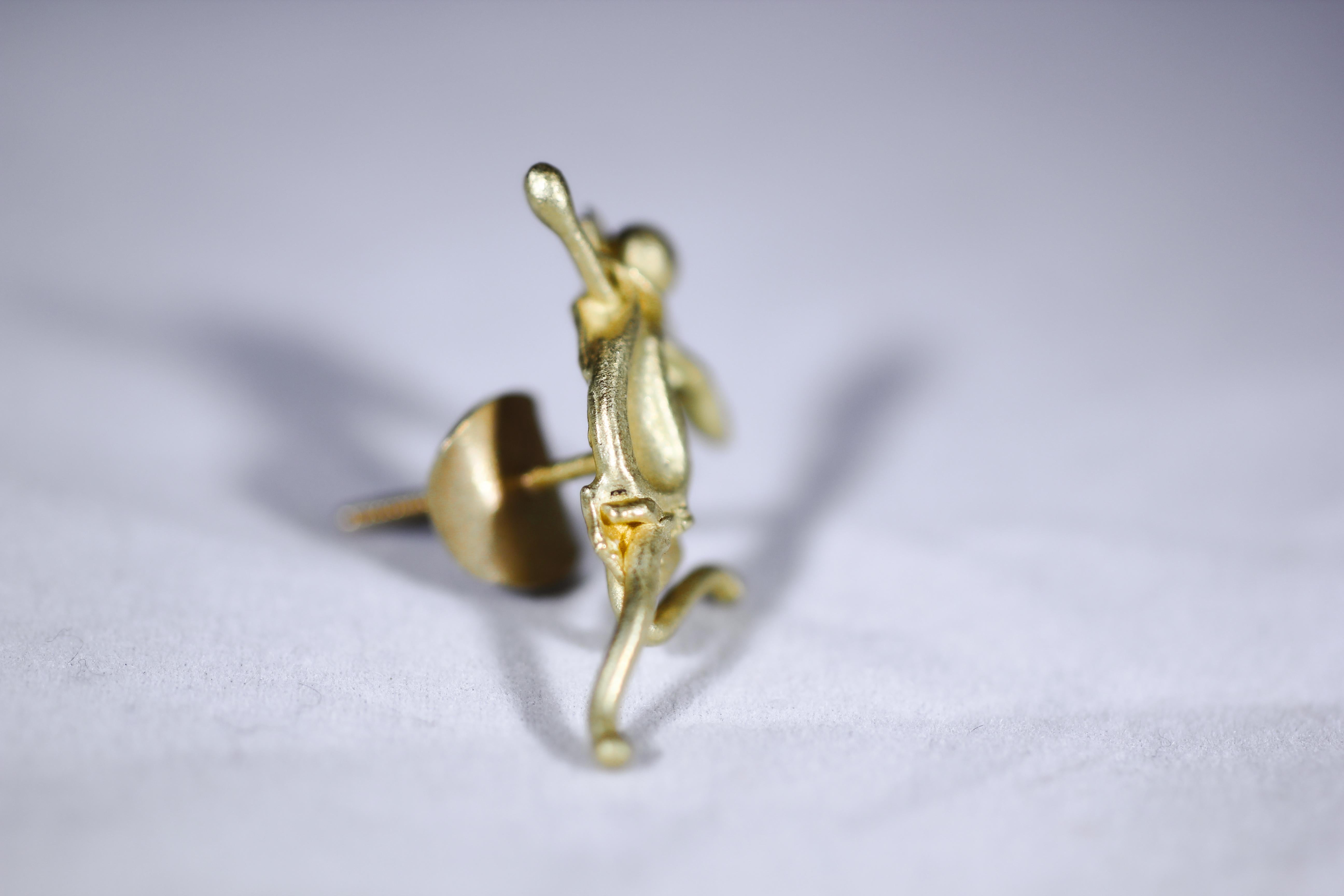 18 Karat Gold Figurine Mismatched Stud Post Earrings Asymmetric Modern Pair In New Condition For Sale In New York, NY