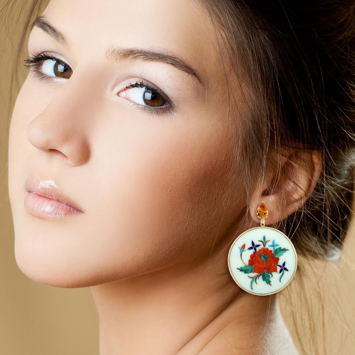 Ces boucles d'oreilles à incrustations complexes présentent une miniature florale unique, peinte à la main et sertie d'or 18 carats.  Elle est sertie de 3,7 carats de citrine, de 39,01 carats de nacre et de 0,14 carat de diamants.

SUIVRE  La