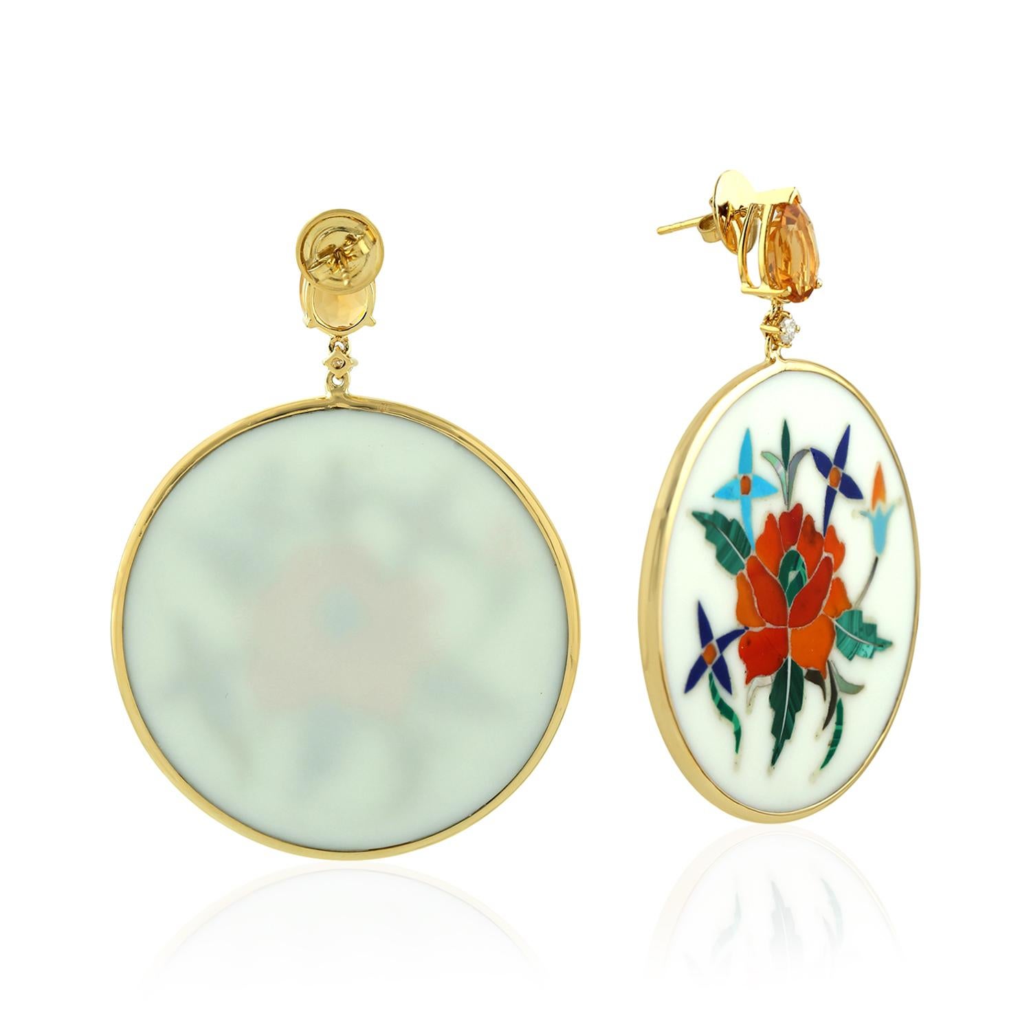 Artisan Boucles d'oreilles à fleurs en or 18 carats avec incrustations peintes à la main, nacre, citrine et diamant en vente