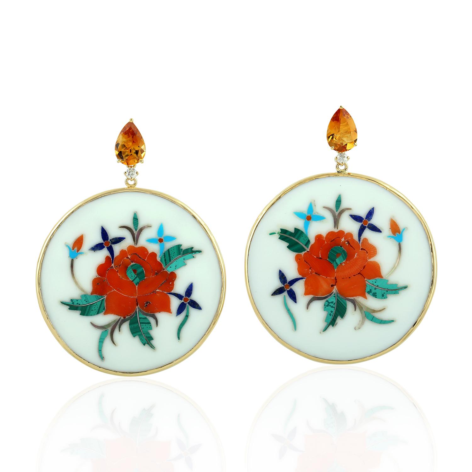 Taille poire Boucles d'oreilles à fleurs en or 18 carats avec incrustations peintes à la main, nacre, citrine et diamant en vente