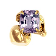 Broche contemporaine en or dix-huit carats avec fleur et spinelle coussin violet