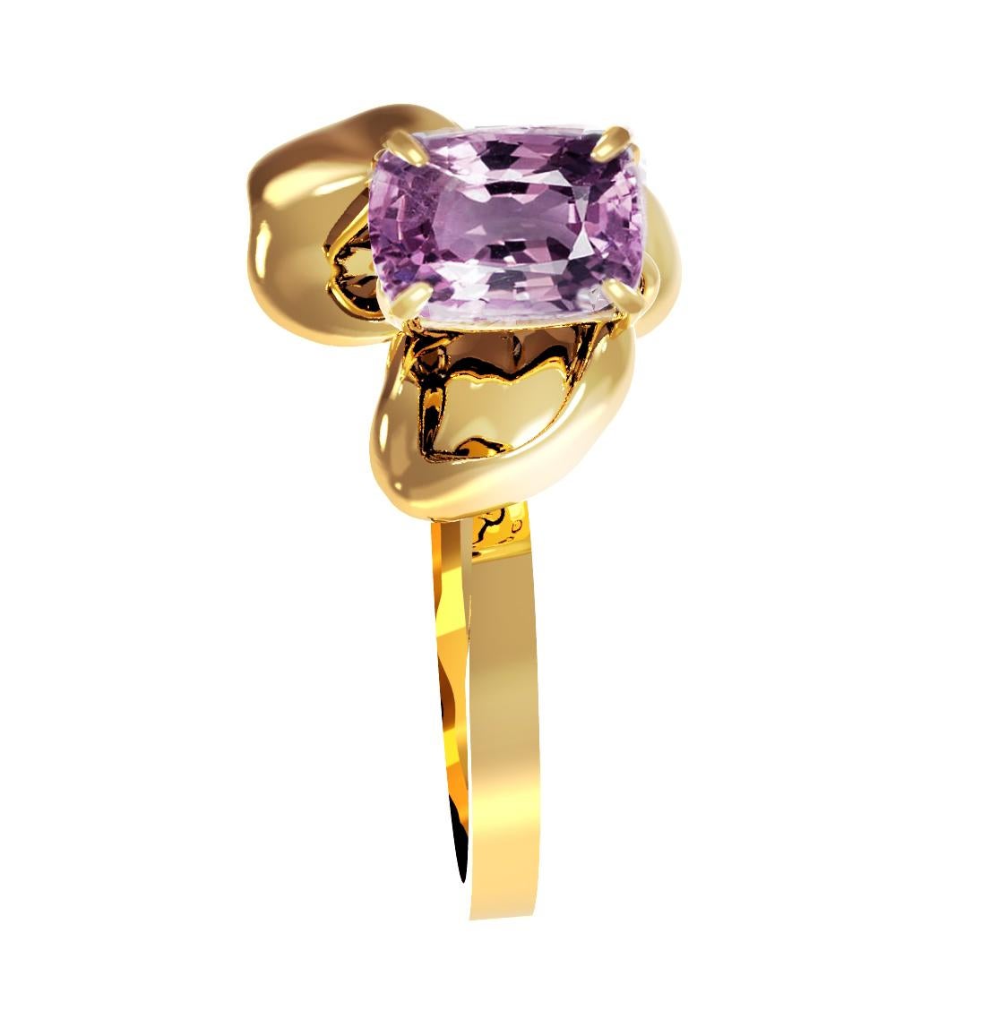 Eighteen Karat Gold Flower Engagement Ring with Purple Cushion Spinel In New Condition For Sale In Berlin, DE