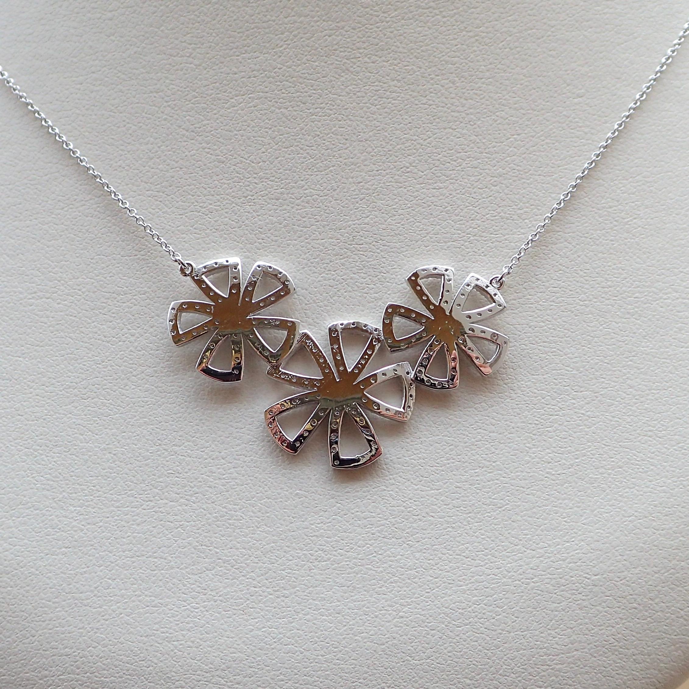 18 Karat Gold Flower Necklace with 1.12 Carat of Diamond, Botanical Collection For Sale 2