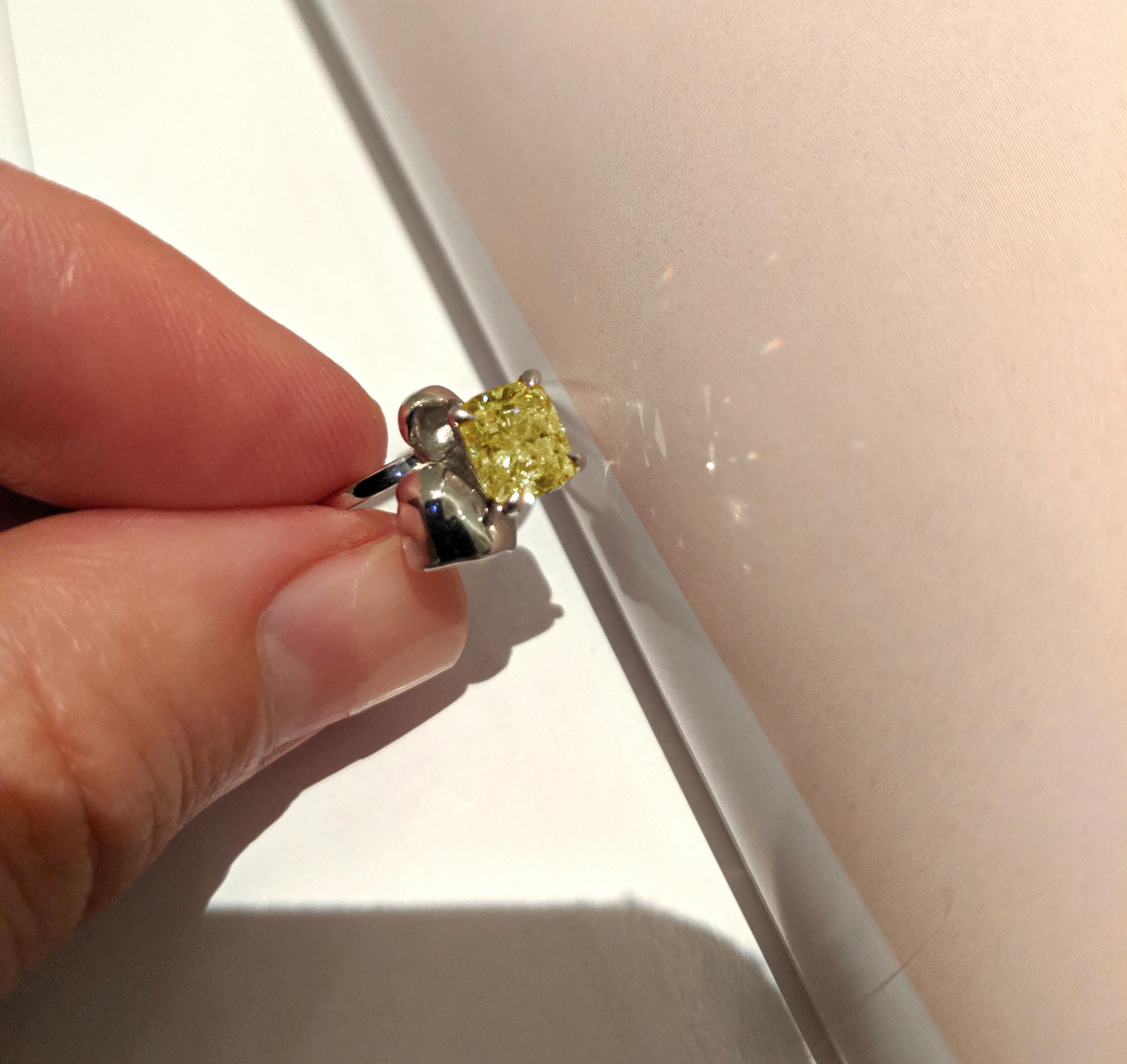 Artiste Bague de fiançailles en or blanc 18 carats diamant jaune fantaisie de deux carats en vente