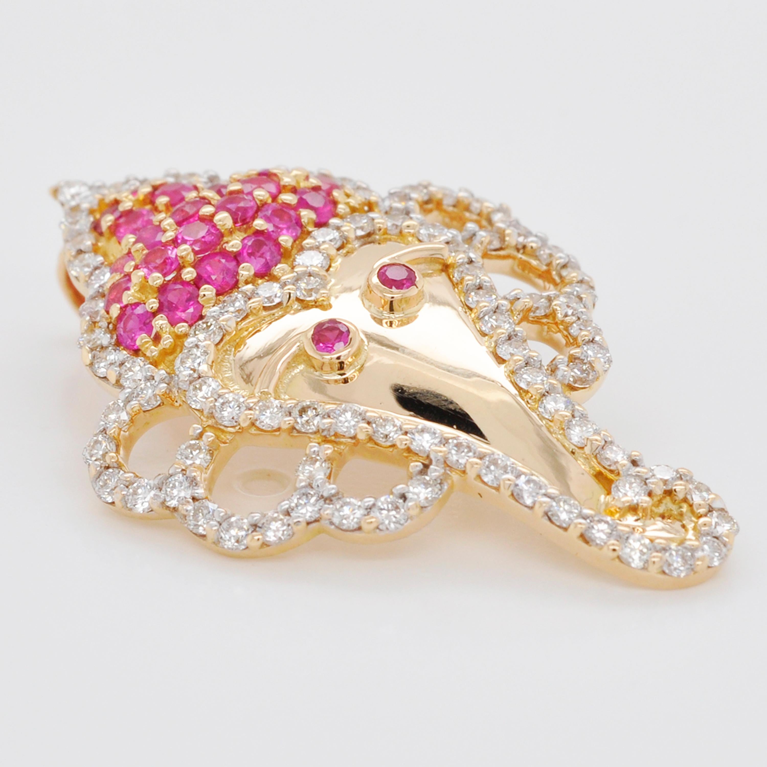 Taille ronde Collier pendentif Ganesh en or 18 carats avec rubis et diamants ronds en vente