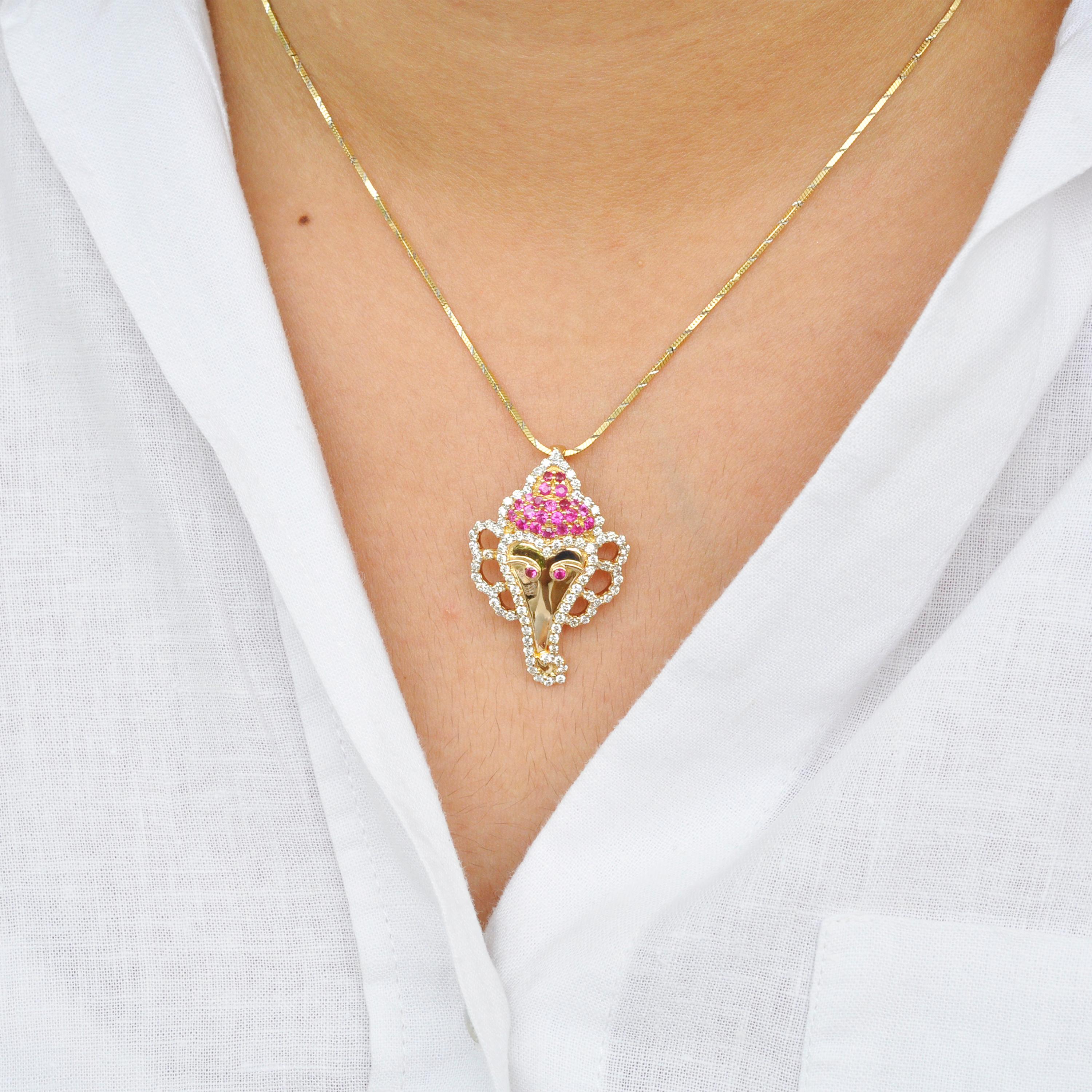 Collier pendentif Ganesh en or 18 carats avec rubis et diamants ronds en vente 2