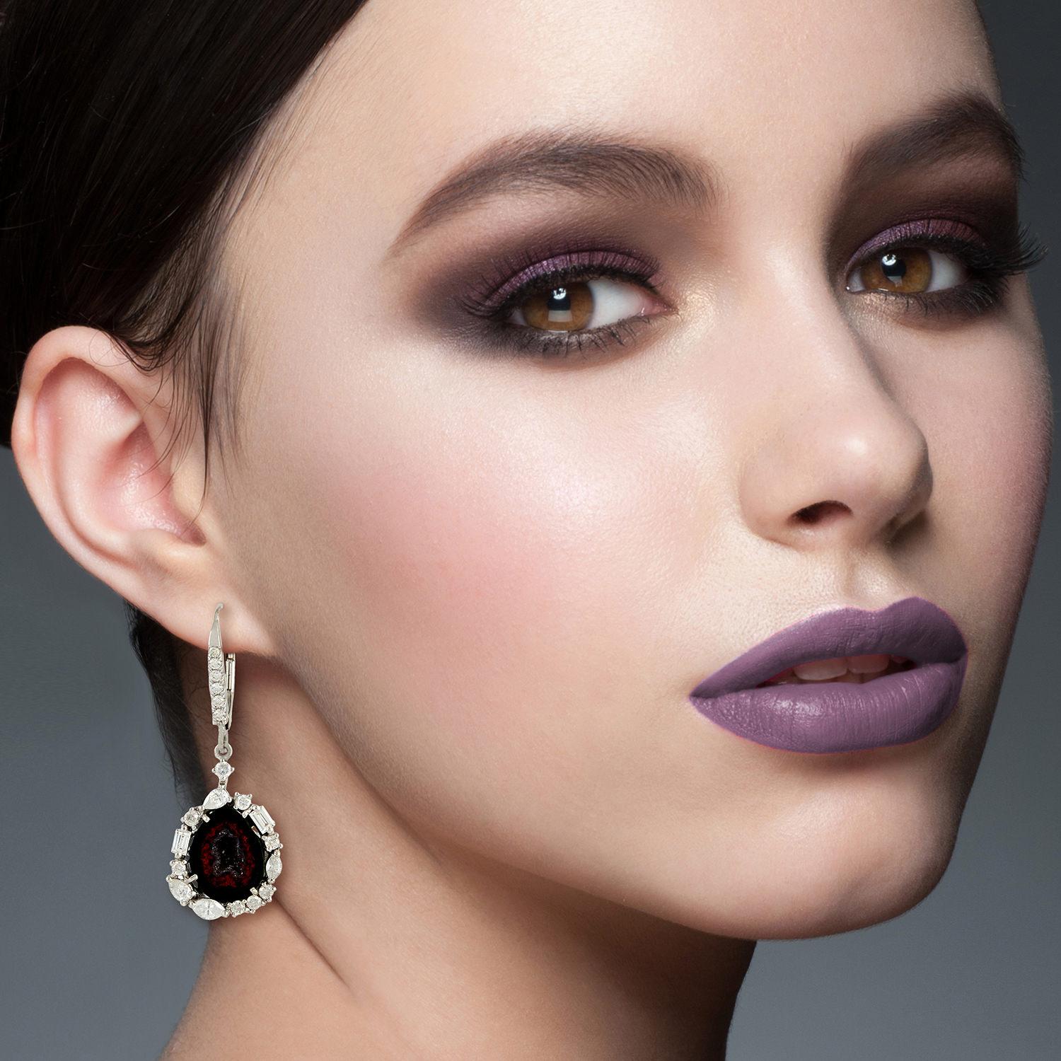Fundidos en oro de 18 quilates, estos preciosos pendientes geoda están engastados con 1,47 quilates de brillantes diamantes.

SEGUIR  escaparate de MEGHNA JEWELS para ver la última colección y piezas exclusivas.  Meghna Joyas está orgullosamente