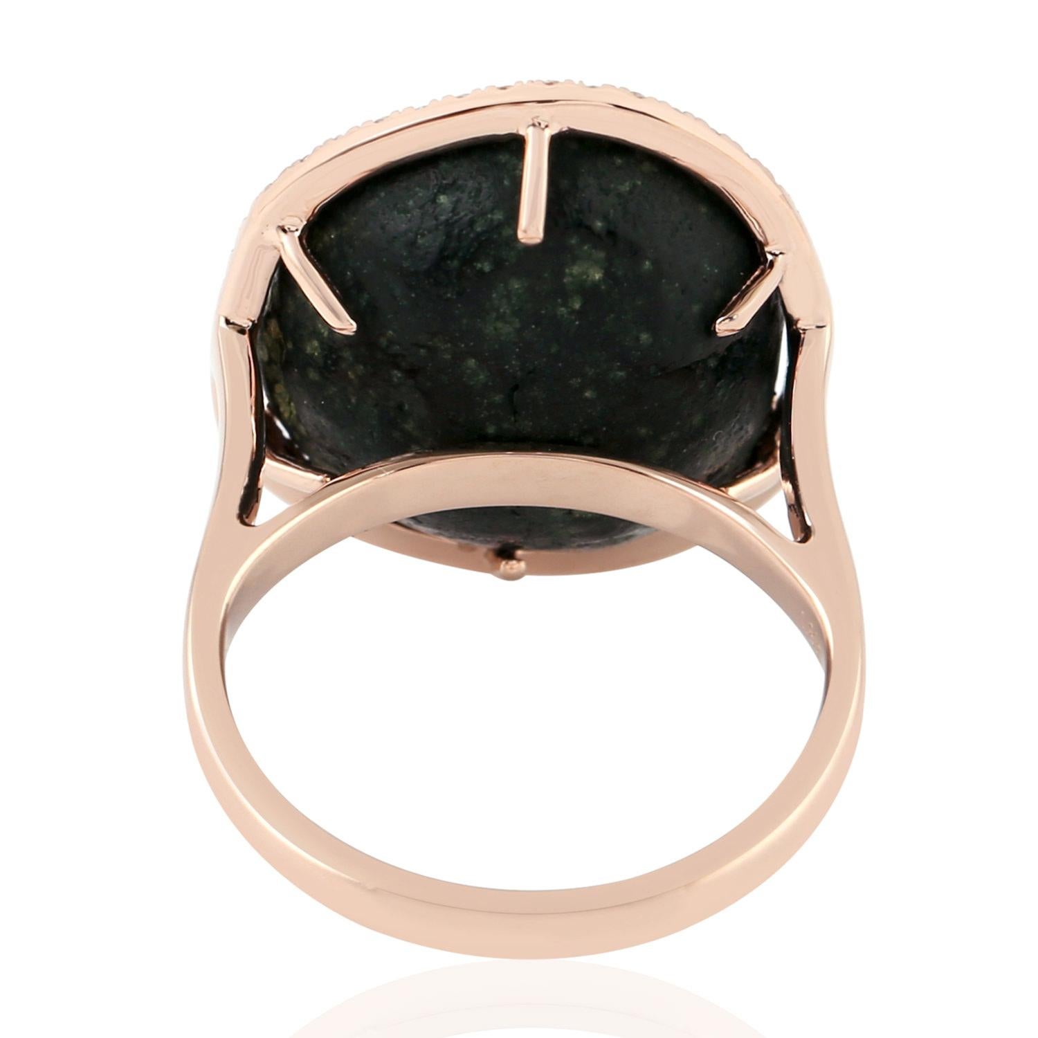 Fuso a mano in oro giallo 18 carati, questo anello unico nel suo genere è realizzato meticolosamente in oro 18 carati,  Agata geode da 13,72 carati e illuminata da .33 carati di diamanti scintillanti. 

L'anello è una misura 7 e può essere