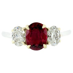 Bague à trois pierres en or 18 carats avec rubis ovale rouge vif et diamants certifiés GIA