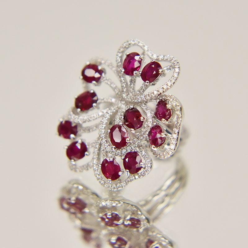 18 Karat Gold Gilin Ruby and Diamond Cocktail Ring In New Condition In Central, HK