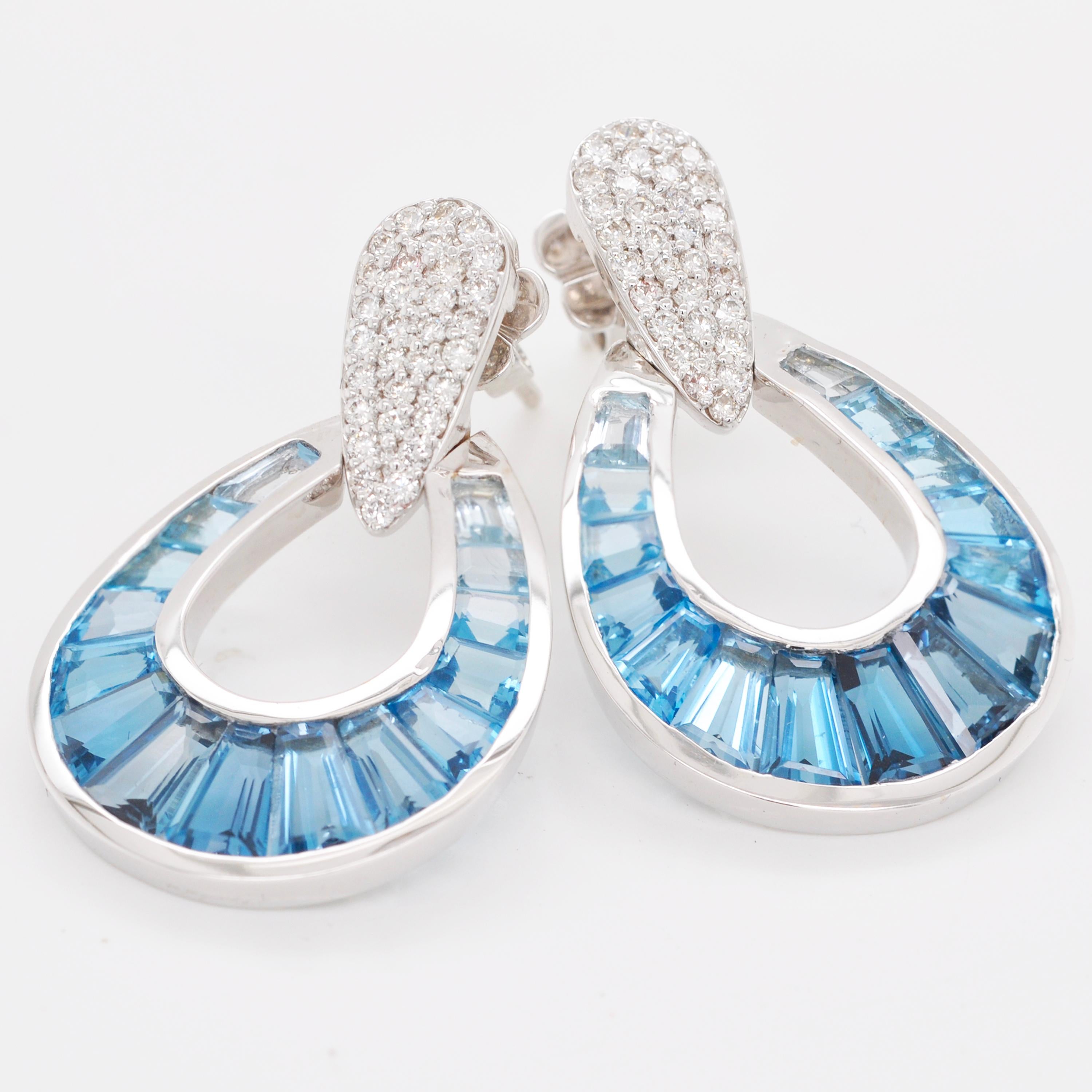18 Karat Gold Gradient Blue Topaz Baguette Raindrop Diamond Pendant Earrings Set For Sale 4