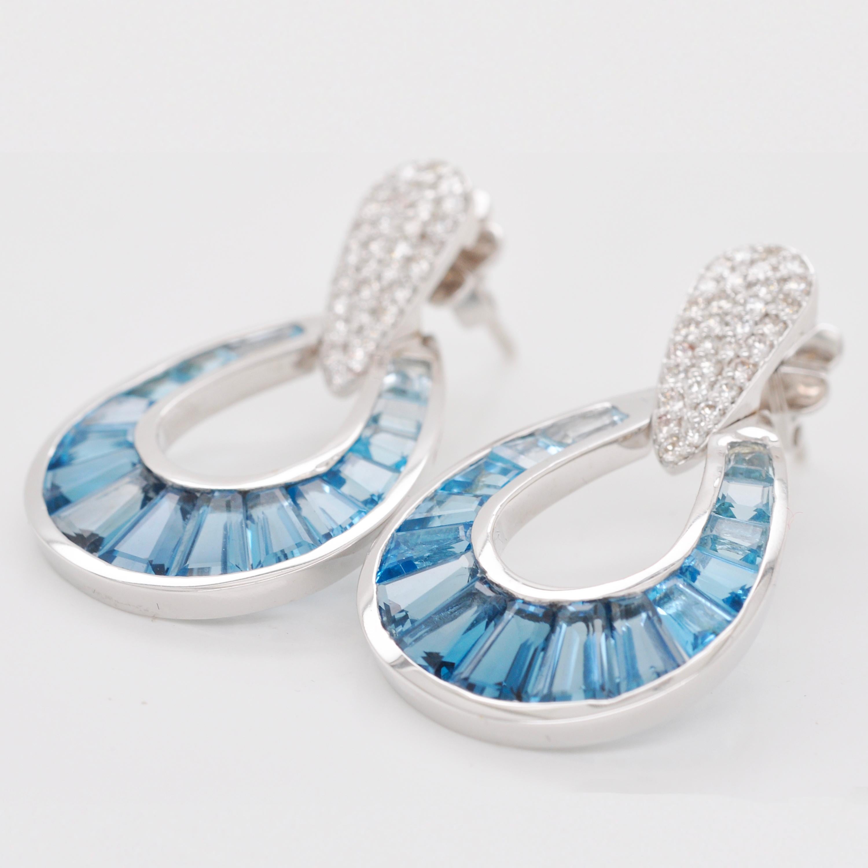 18 Karat Gold Gradient Blue Topaz Baguette Raindrop Diamond Pendant Earrings Set For Sale 5