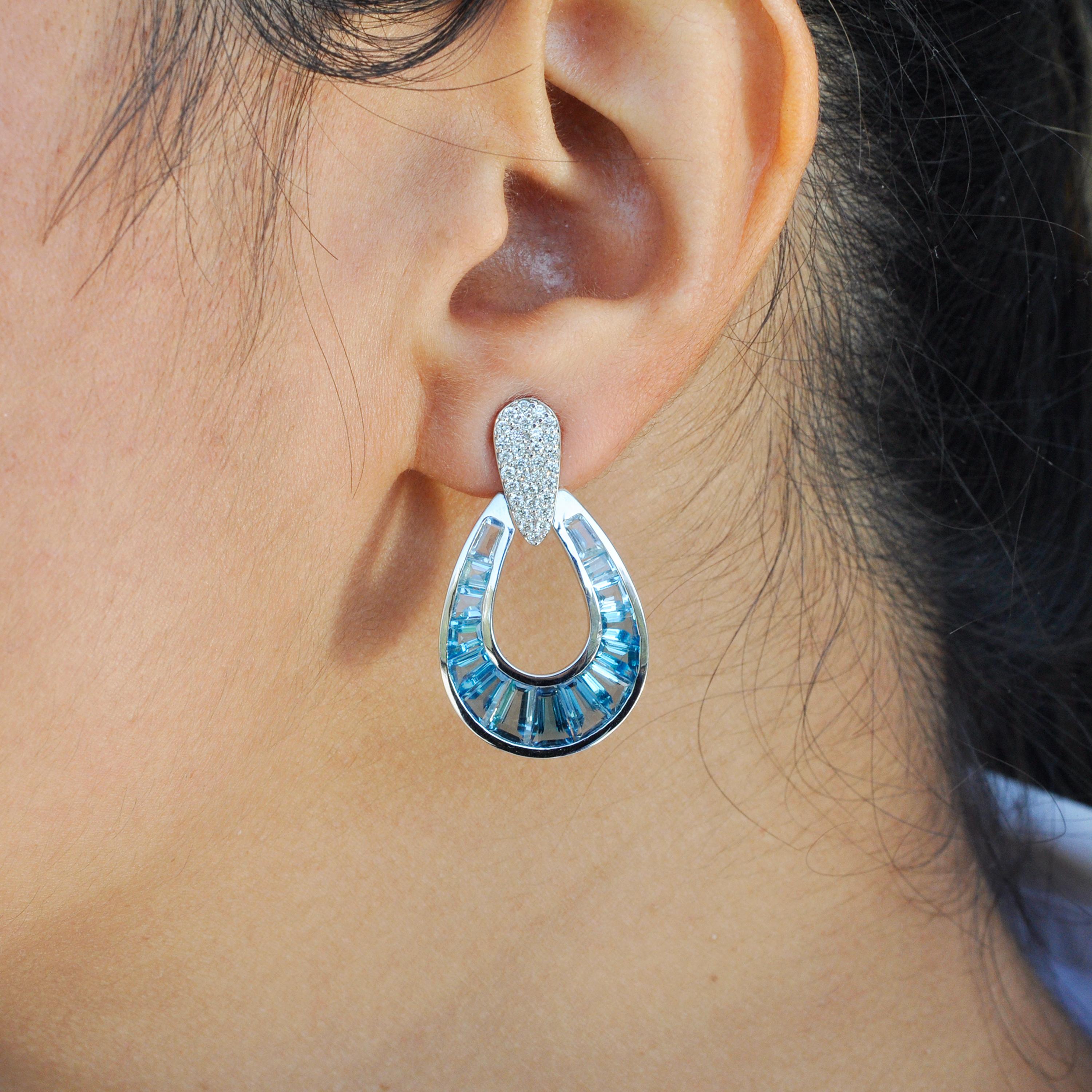 18 Karat Gold Gradient Blue Topaz Baguette Raindrop Diamond Pendant Earrings Set For Sale 10