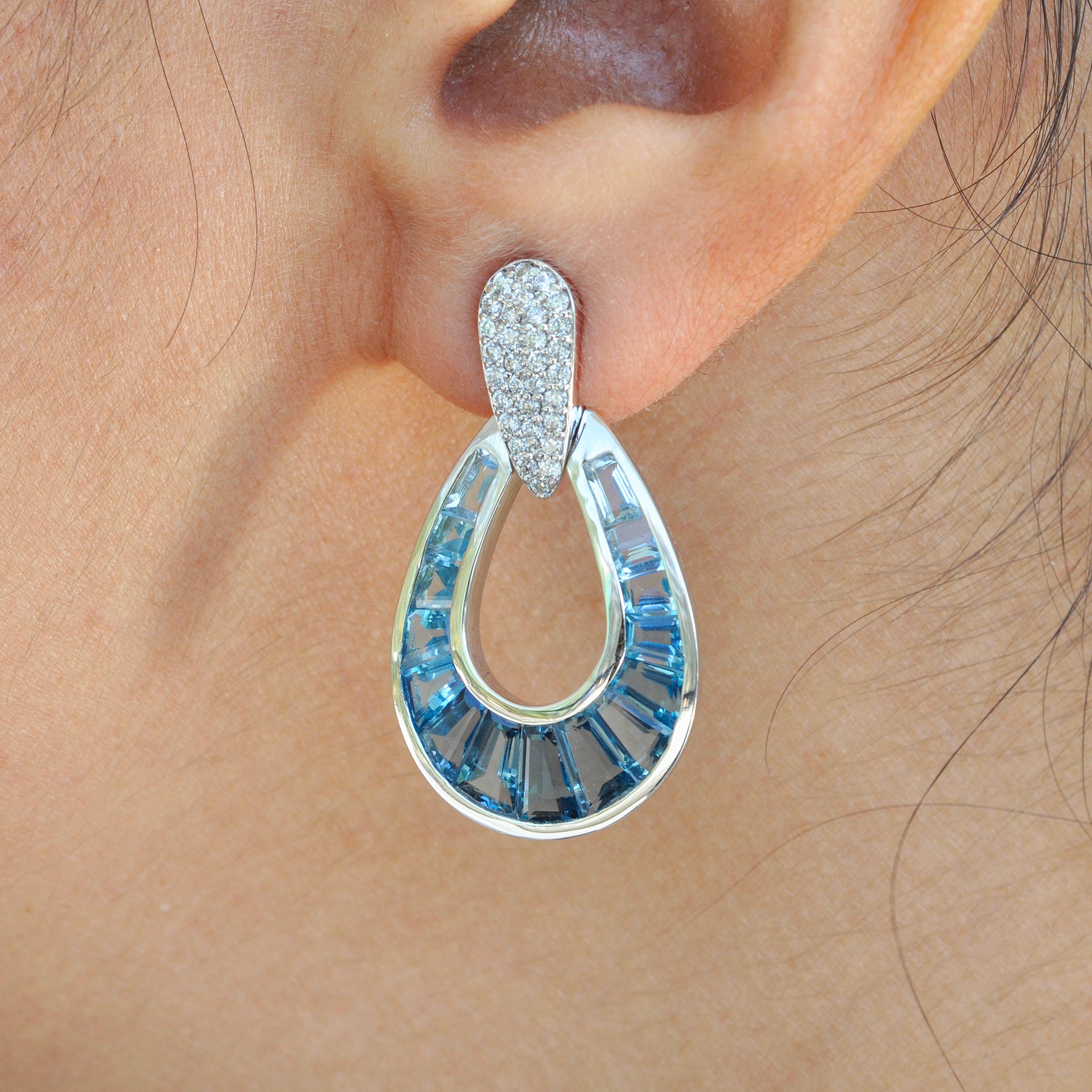 Contemporary 18 Karat Gold Gradient Blue Topaz Baguette Raindrop Diamond Pendant Earrings Set For Sale